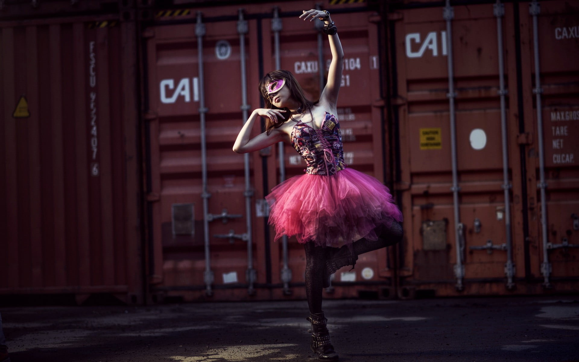 dancing, built structure, architecture, stage, performance, arts culture and entertainment, focus on foreground, lifestyles, front view, clothing, disguise, HD Wallpaper