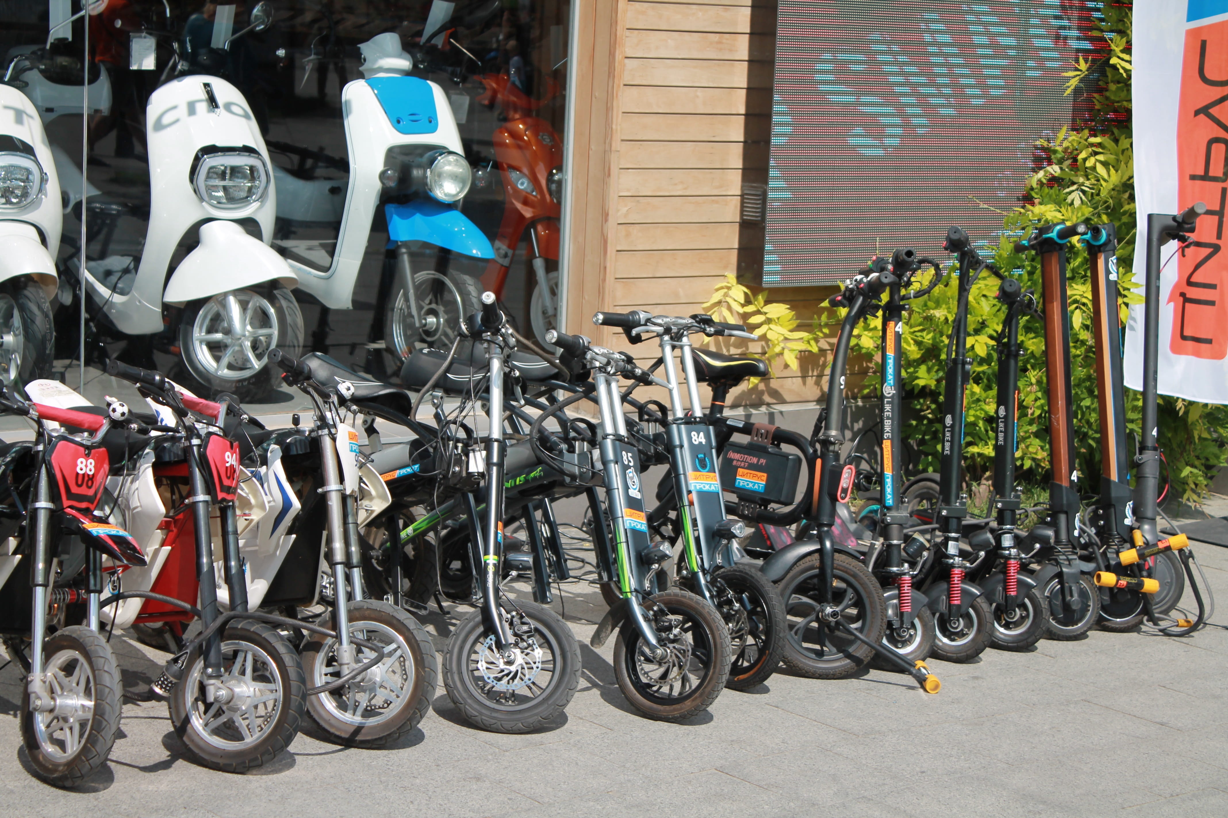 arcadia, retail, stationary, bicycles, large group of objects, mopeds, day, shopping, tourism, city, scooters, street, transportation, land vehicle, architecture, HD Wallpaper
