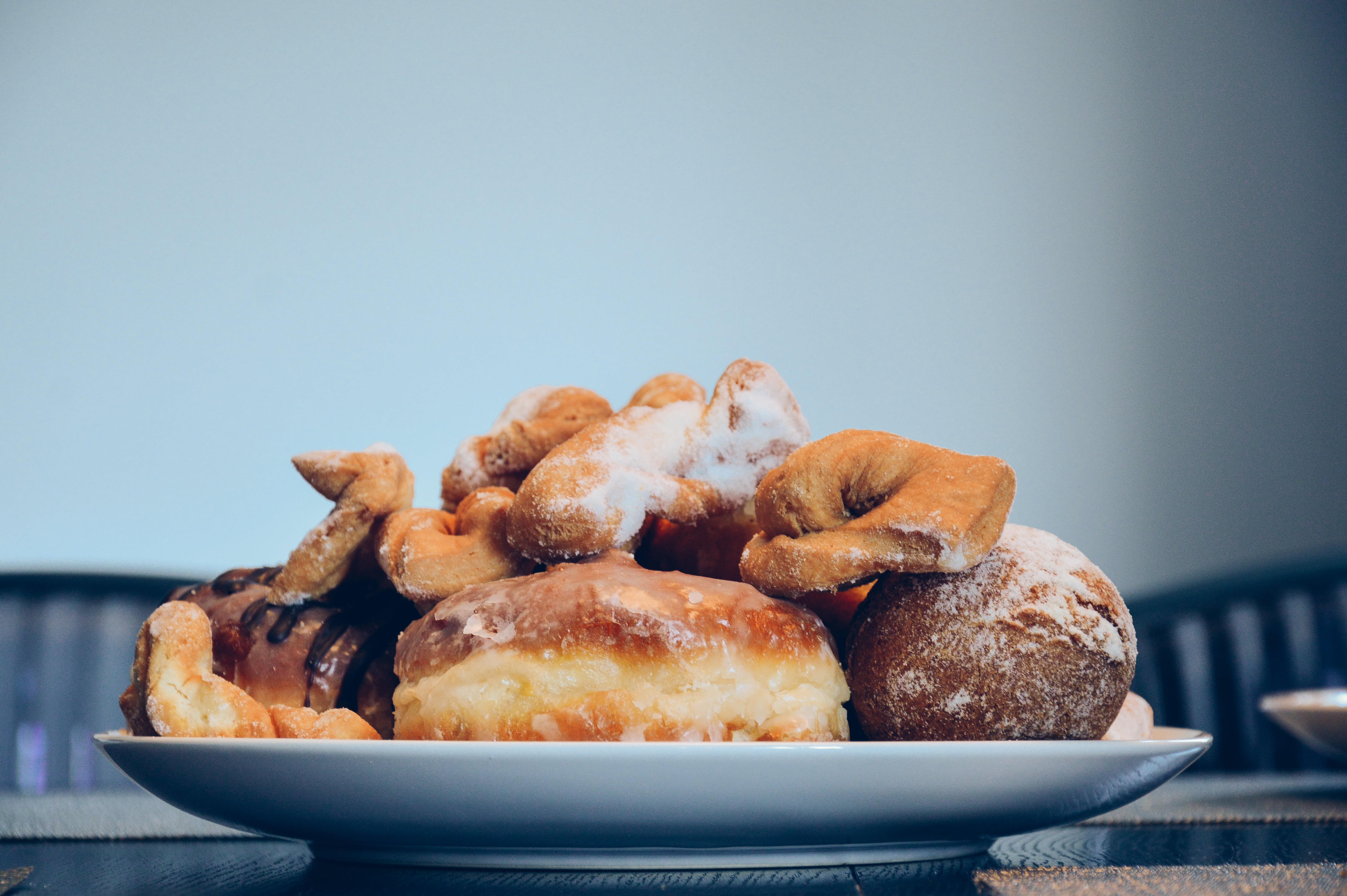 close-up, 5K, indoors, cakes, unhealthy eating, confectioner, yummy, icing sugar, snack, yum, doughnuts, freshness, focus on foreground, pastry, plate, HD Wallpaper