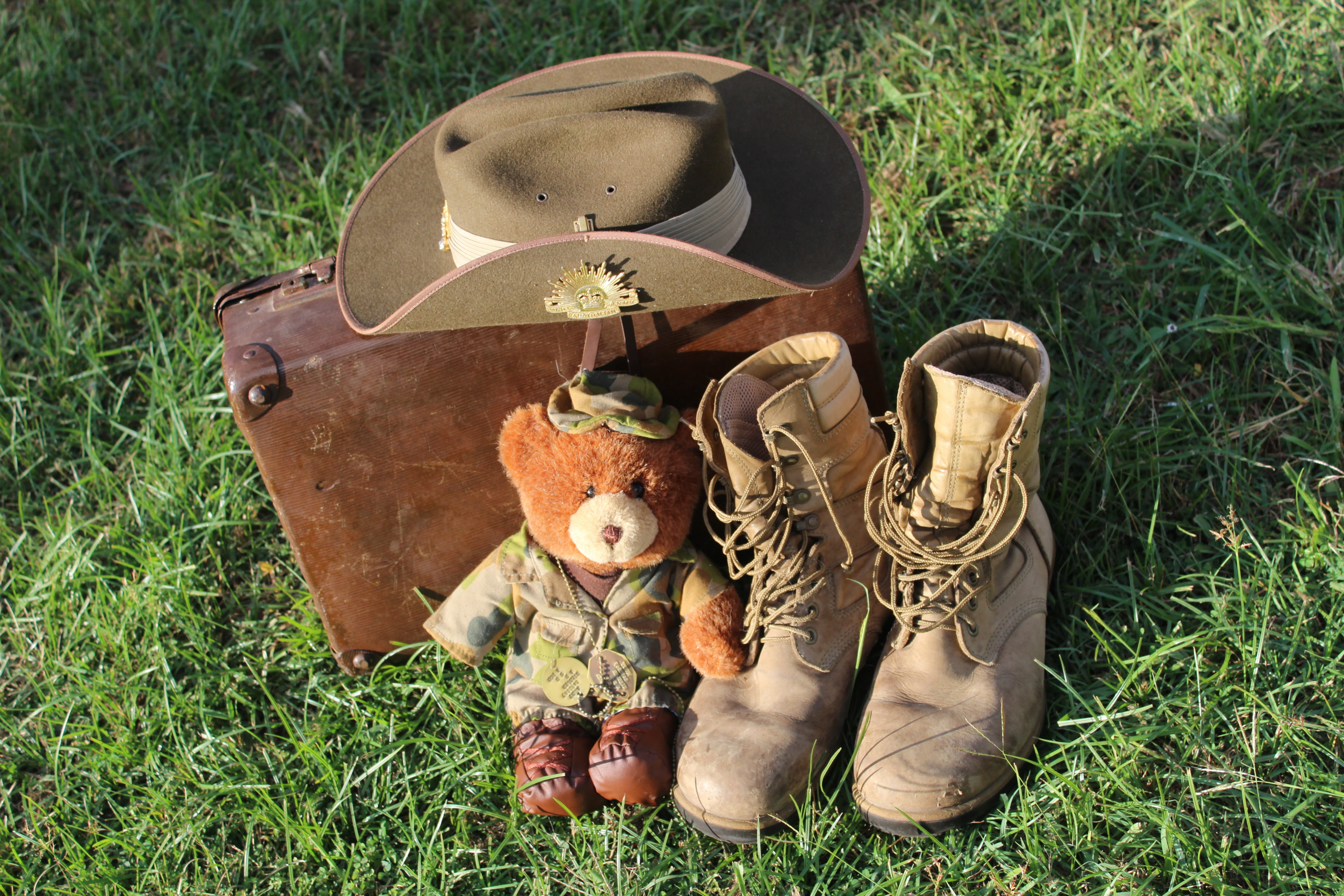 bear, suitcase, human representation, remembrance, field, war, grass, hero, military, dog tags, stuffed toy, camouflage, childhood, teddy bear, toy, hat, HD Wallpaper