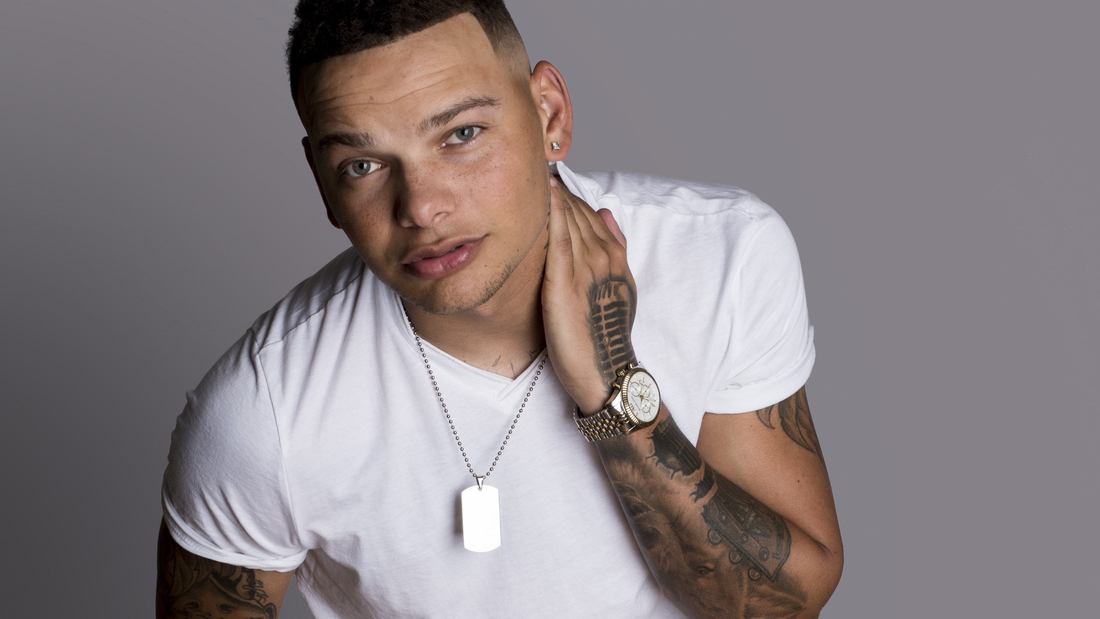 male, white, photo, silver, v, Kane Brown, shirt, neck, 4k, dog, necklace, gold, t, watch, 4K, wearing, tag, colored, HD Wallpaper