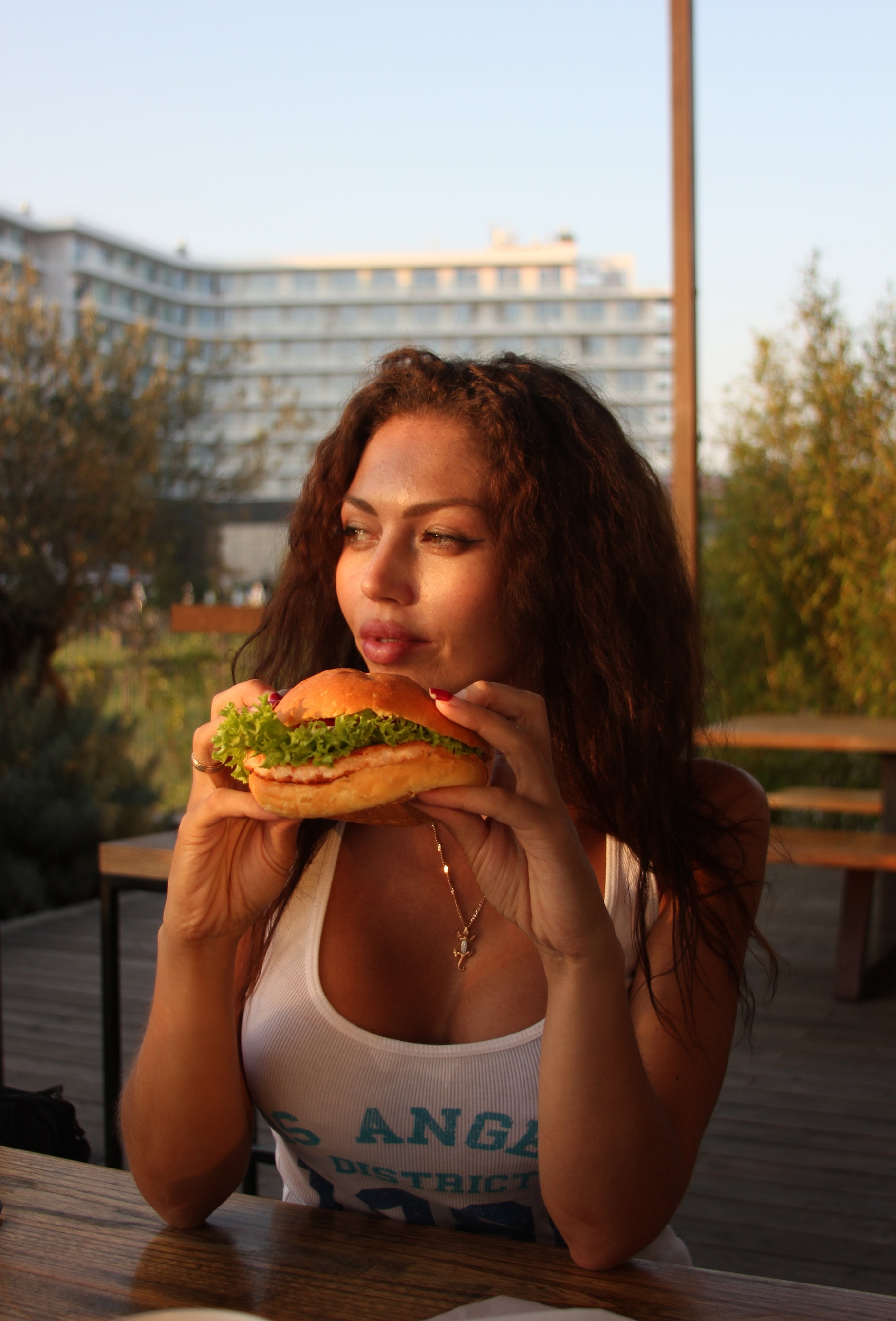 women, long hair, hairstyle, eating, portrait, young women, hamburgers, holding, women outdoors, outdoors, beauty, lifestyles, front view, food and drink, Phone HD Wallpaper