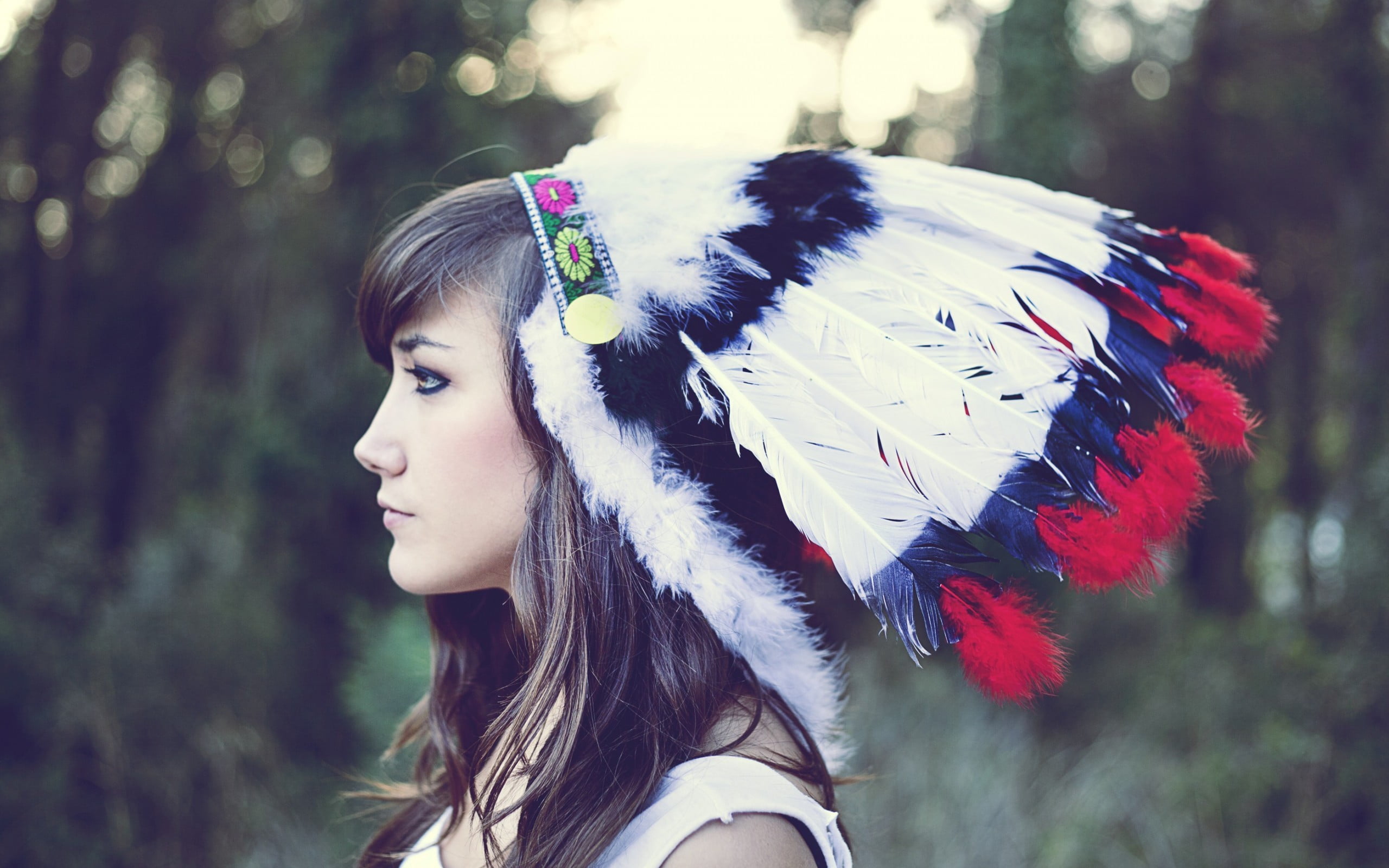 feathers, headdress, real people, profile, adult, women, headshot, beautiful woman, nature, 2K, brunette, profile view, indian hat, portrait, hair, day, HD Wallpaper