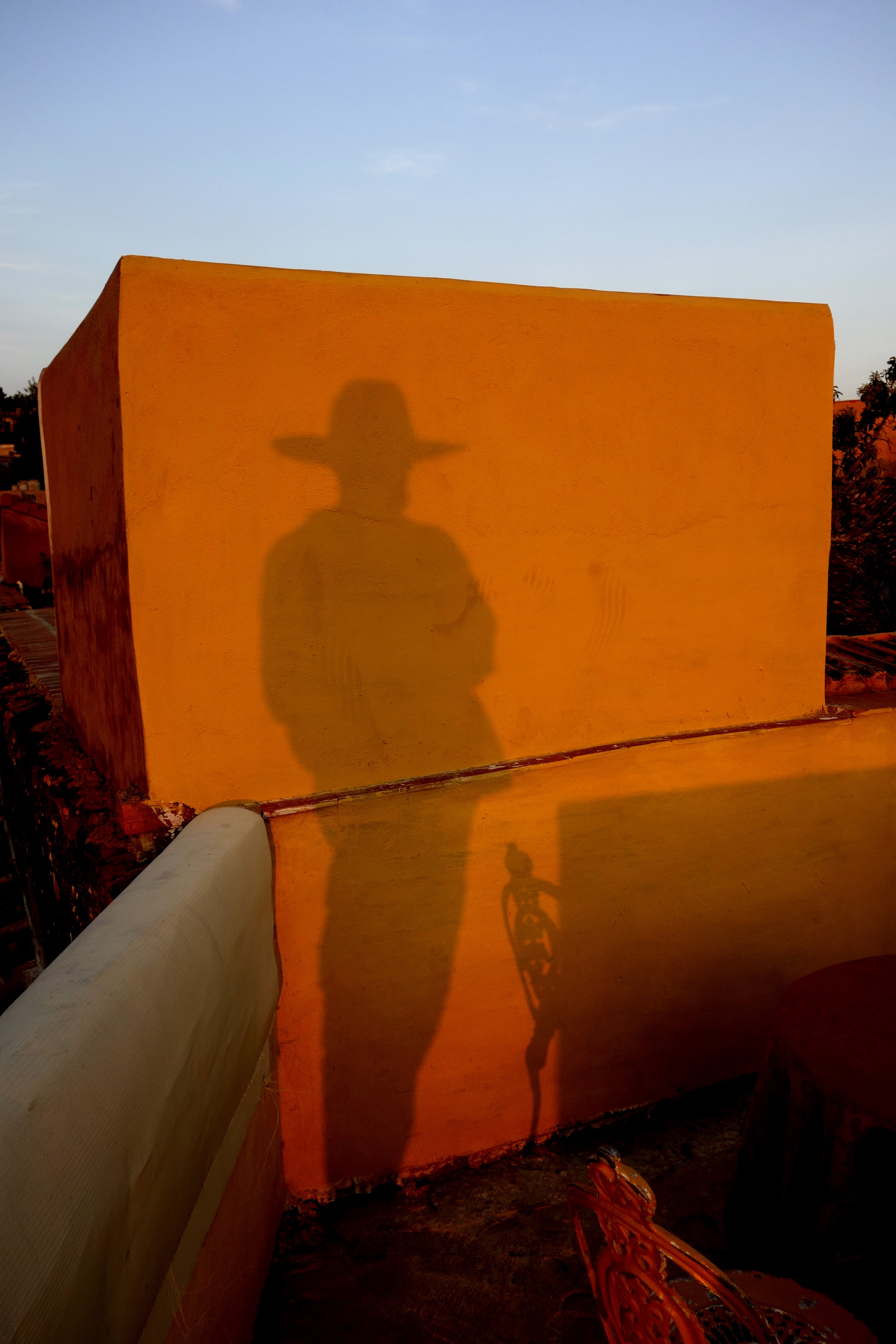 sunset, outdoors, stand, sunlight, play, indians, wild west, orange color, built structure, hat, hispanic, rear view, fear, 5K, men, serenity, risk, zorro, Phone HD Wallpaper