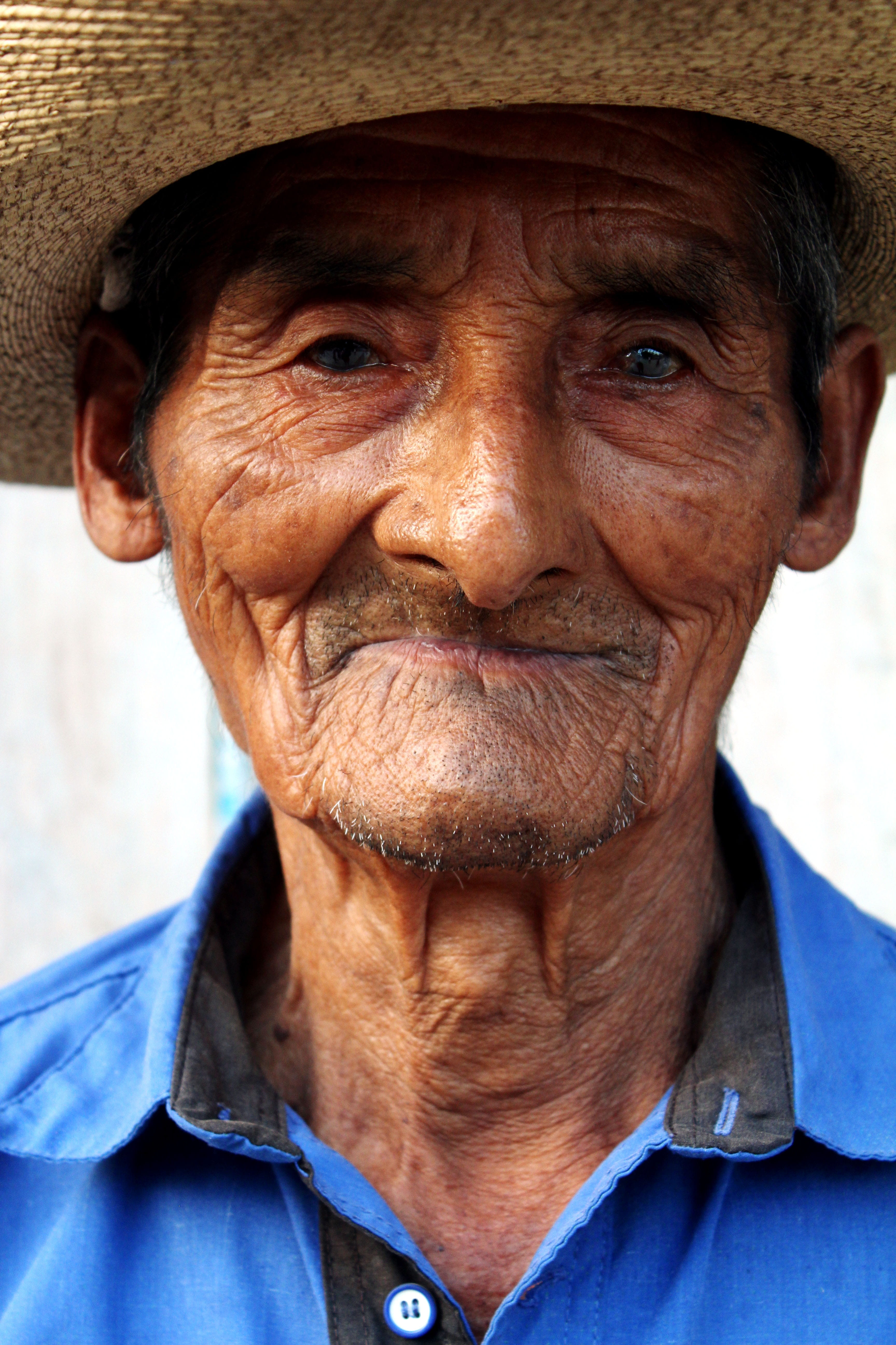 traditional clothes, mature men, lifestyles, close-up, hunger, nopala, clothing, real people, senior men, smiling, hat, leisure activity, portrait, blue, Phone HD Wallpaper