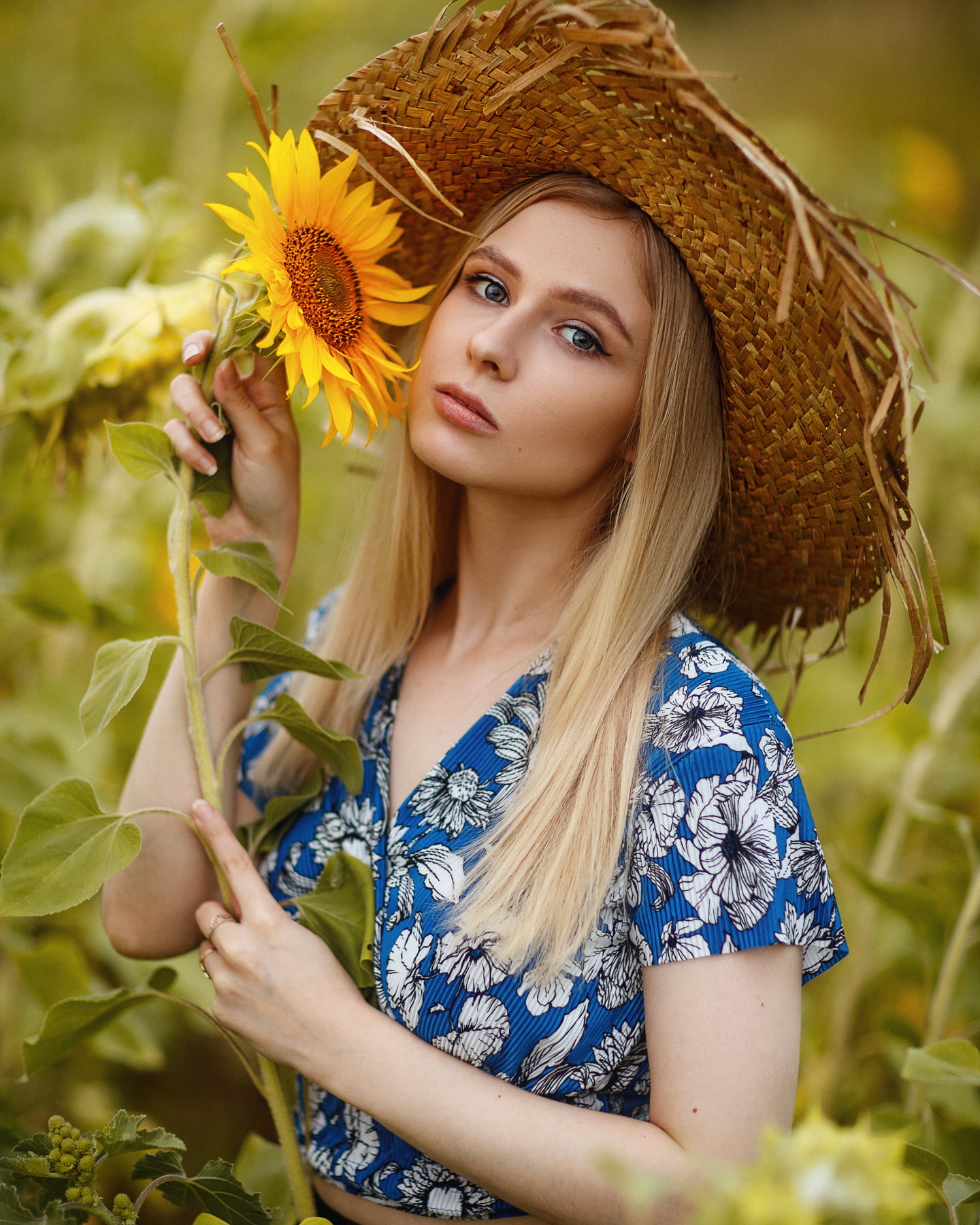 straight hair, women, makeup, blonde, flowers, blouse, eyeliner, nature, hat, blue clothing, field, looking at viewer, straw hat, blue eyes, leaves, 720P, Phone HD Wallpaper