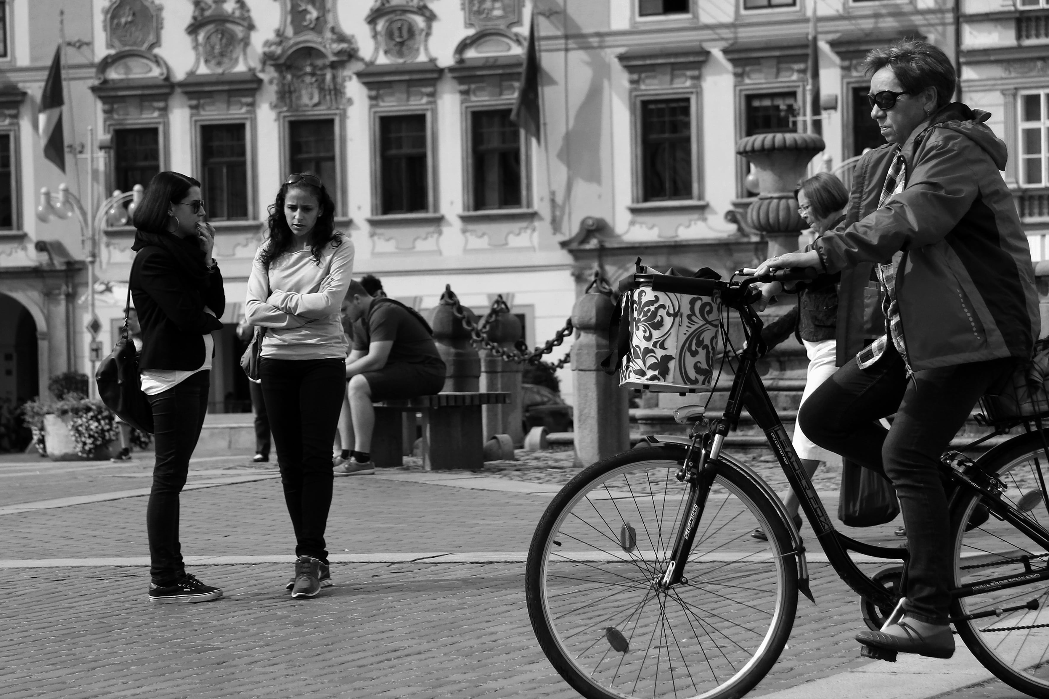 real people, group of people, ciclista, building, 2K, round, full length, bicycle, city Life, characters, architecture, young adult, woman, old building, HD Wallpaper
