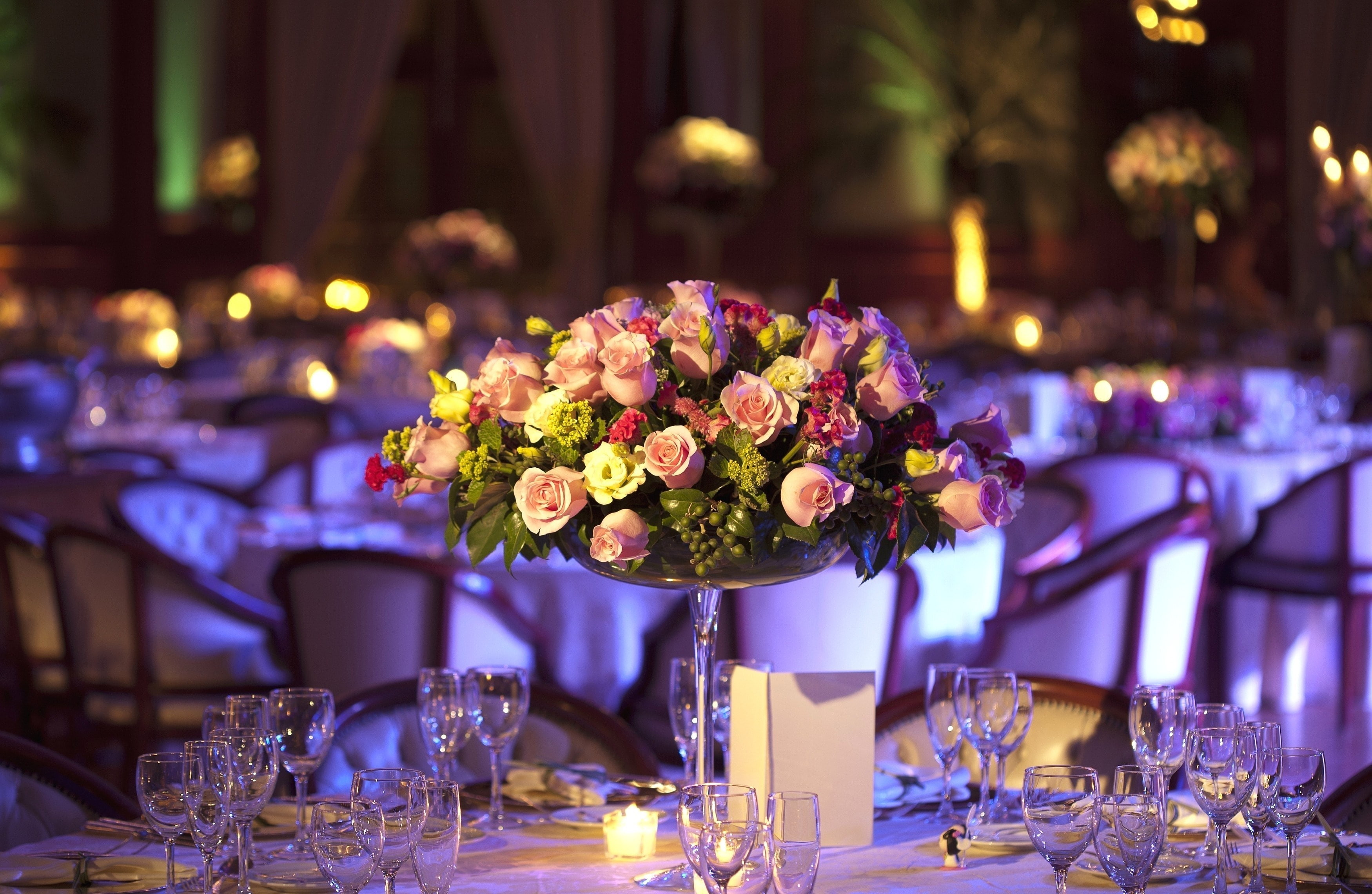 napkin, meal, indoors, restaurant, no People, flowers, flower arrangement, place Setting, tablecloth, setting, roses, clear, ceremony, white, event, table, HD Wallpaper