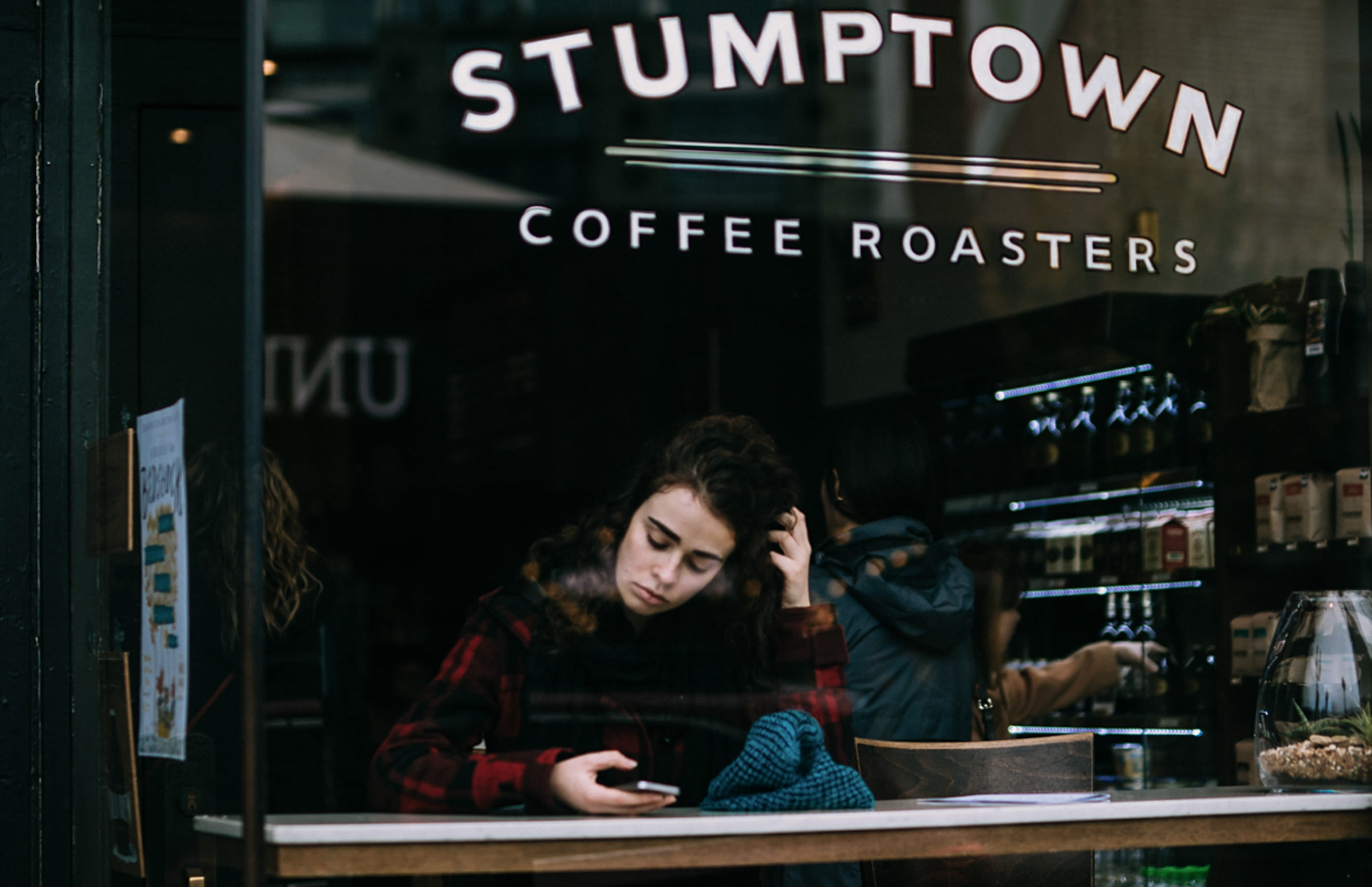 adult, female, small business, 2K, coffee, food and drink, young adult, menu, portrait, room, real people, service, establishment, digital device, occupation, HD Wallpaper