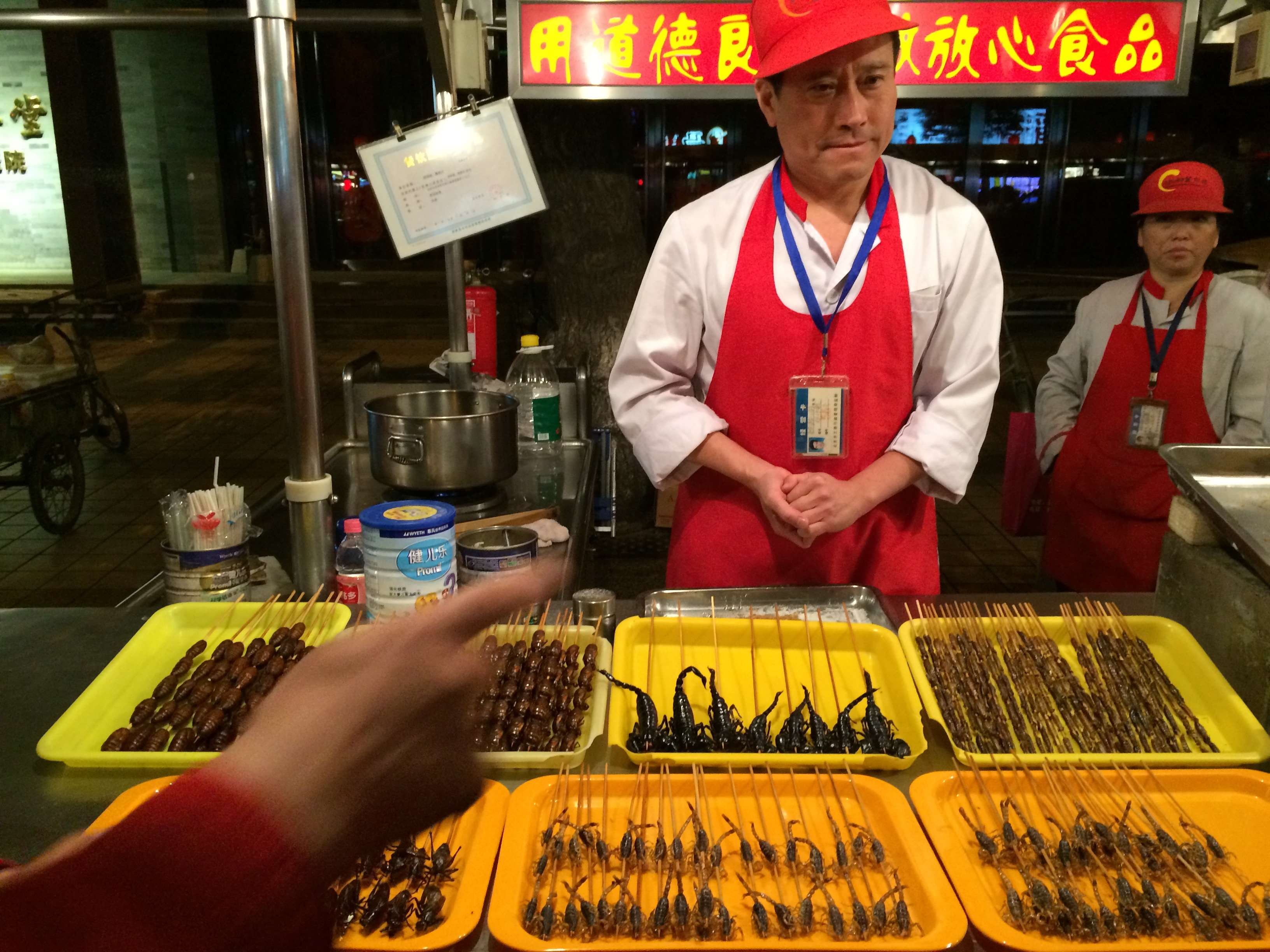 standing, real people, people, 2K, retail, freshness, food, indoors, communication, small business, service, men, beijing scorpions on sticks, adult, preparing food, HD Wallpaper