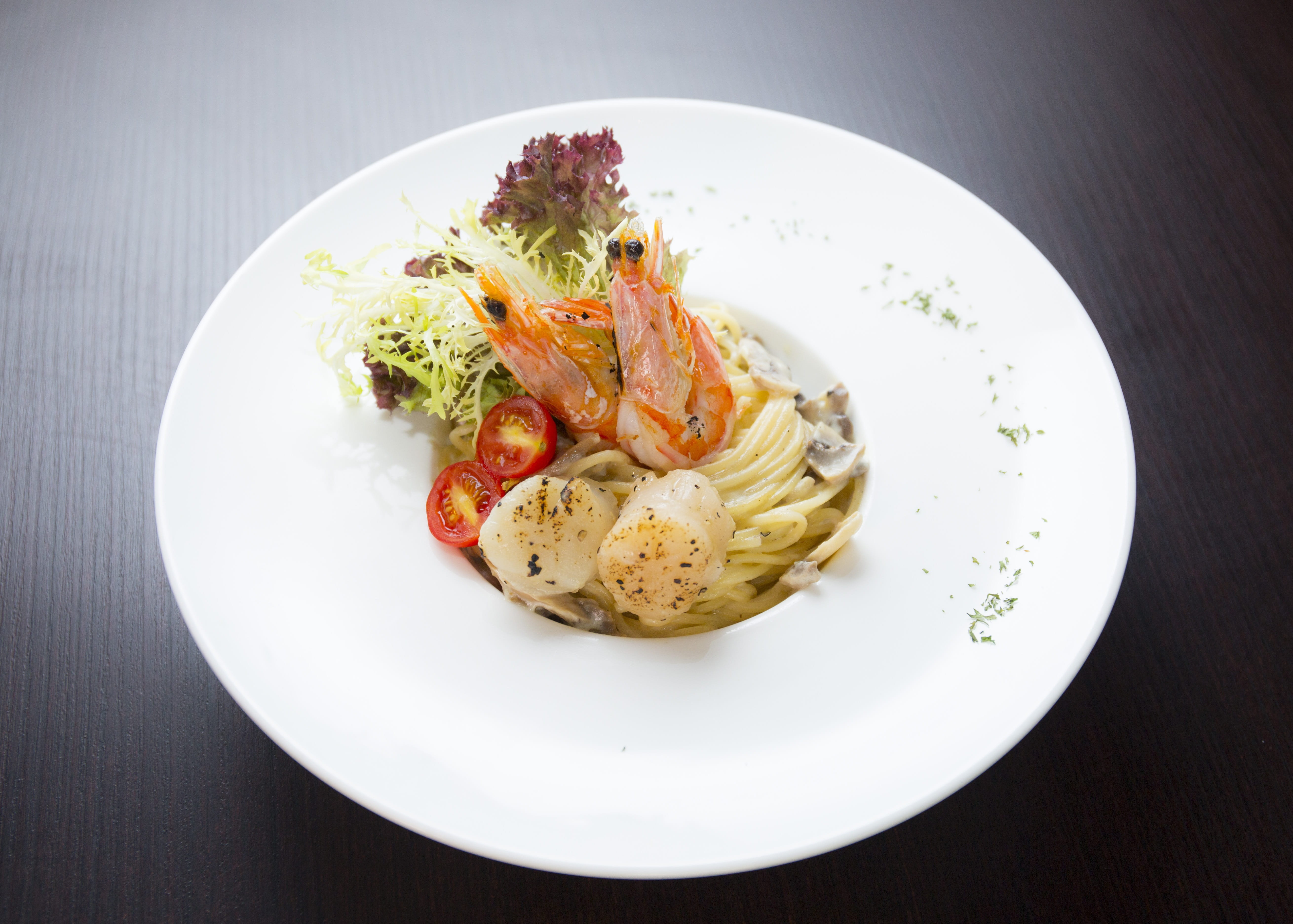 serving size, seafood, high angle view, table, prawn, healthy eating, lunch, pasta, spaghetti, wellbeing, cafe, plate, western food, italian food, indulgence, HD Wallpaper