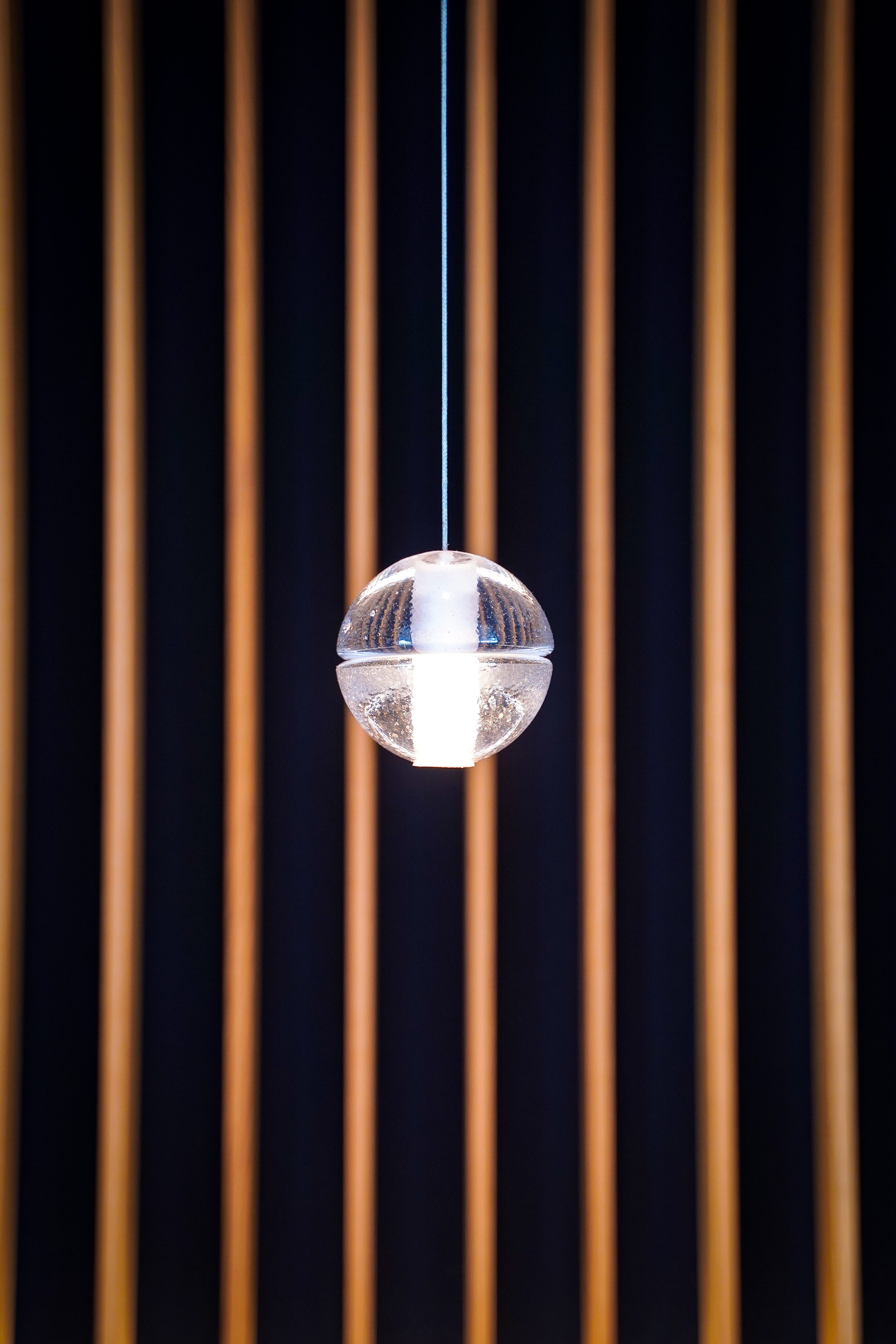 indoors, gourmet, reflection, selective focus, modern, tablecloth, transparent, structure, crystal ball, table, fine dining restaurant, luxury, restaurant, Phone HD Wallpaper