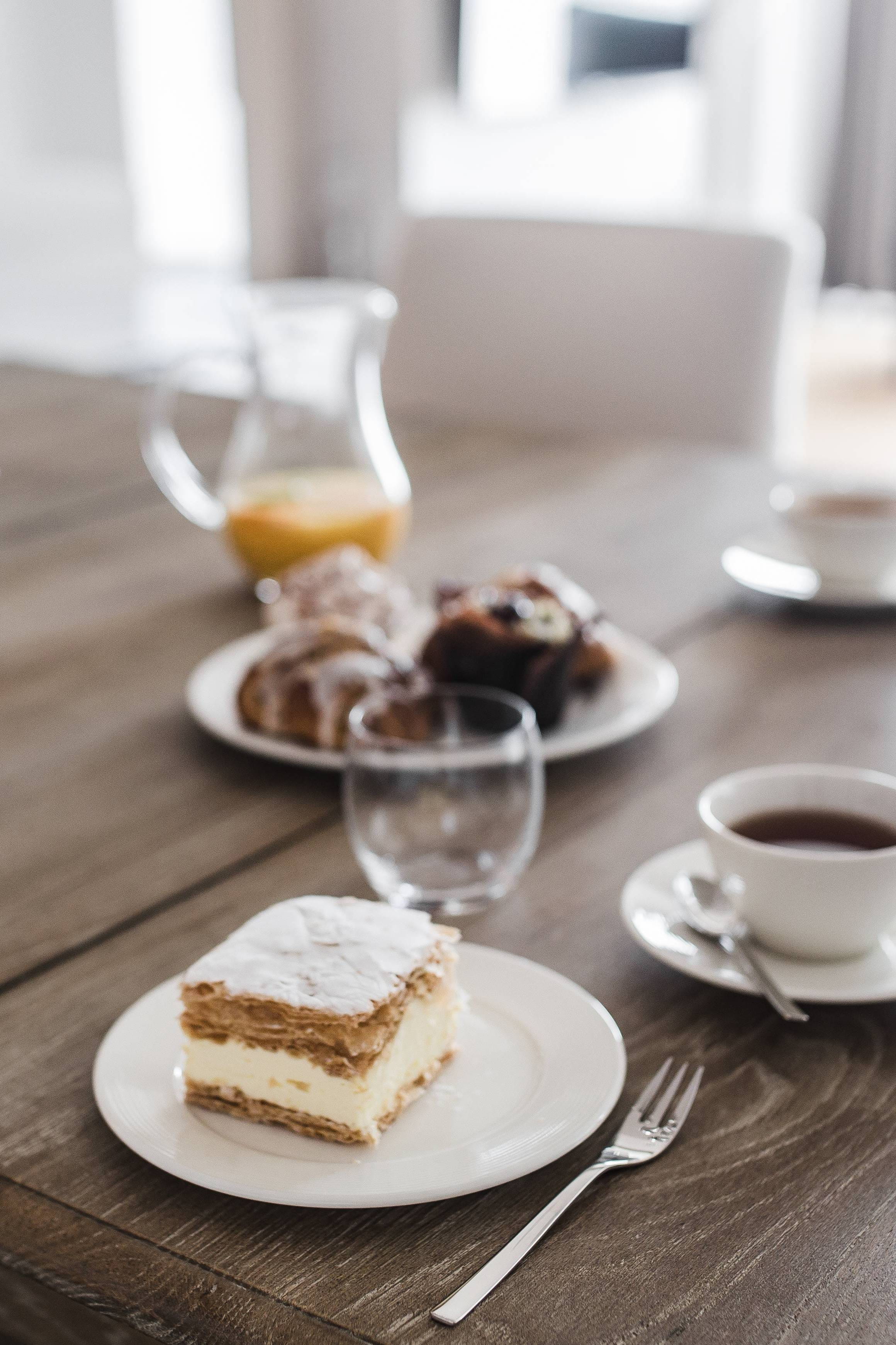 pastry, still life, temptation, snack, coffee - Drink, gourmet, mug, table, wood - Material, Sweet, breakfast, coffee, cake, cup, ready-to-eat, cream, food, Phone HD Wallpaper