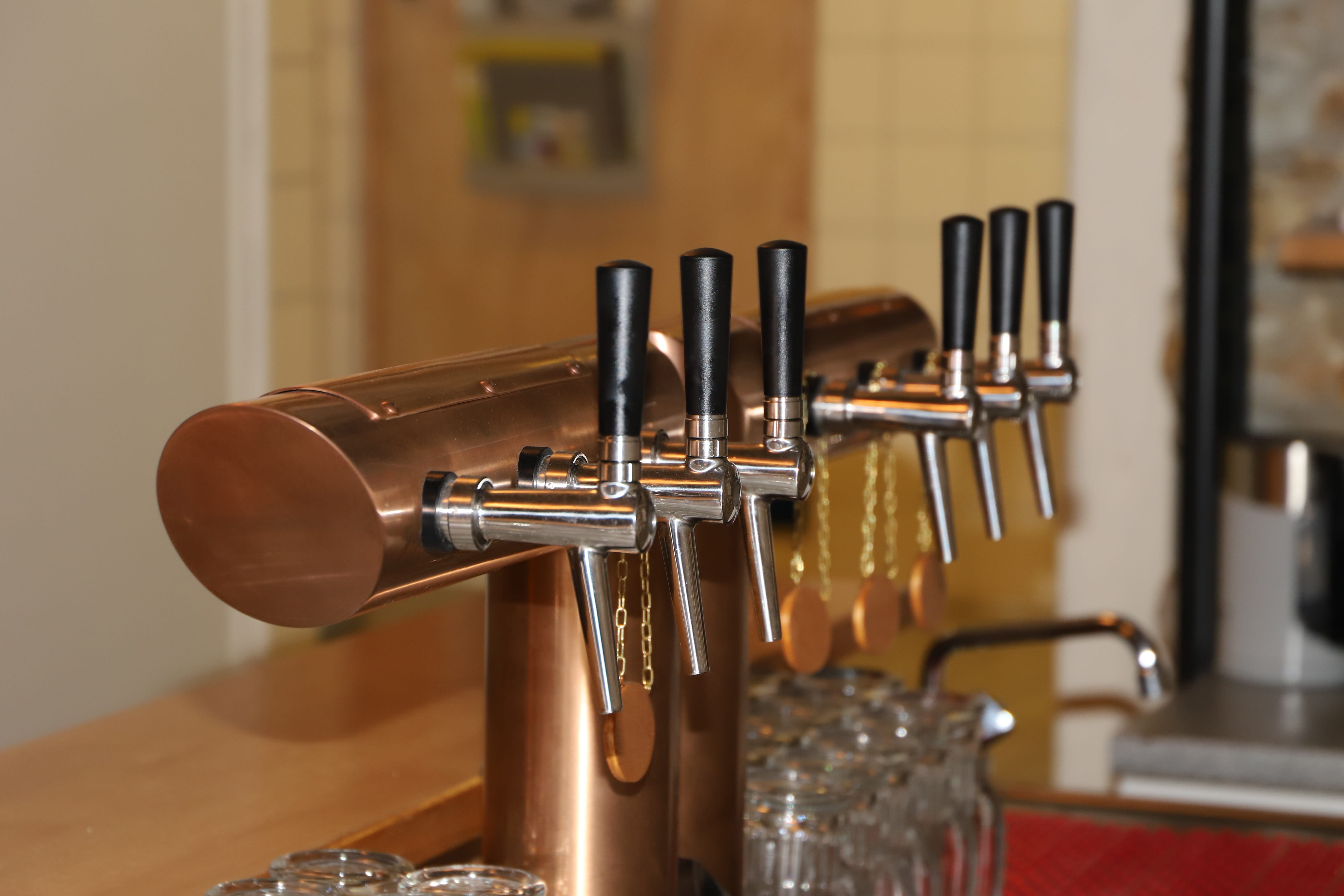 focus on foreground, beer, coffee maker, still life, cafe, coffee shop, 4K, musical instrument, metal, music, no people, beer tap, close-up, food and drink, HD Wallpaper