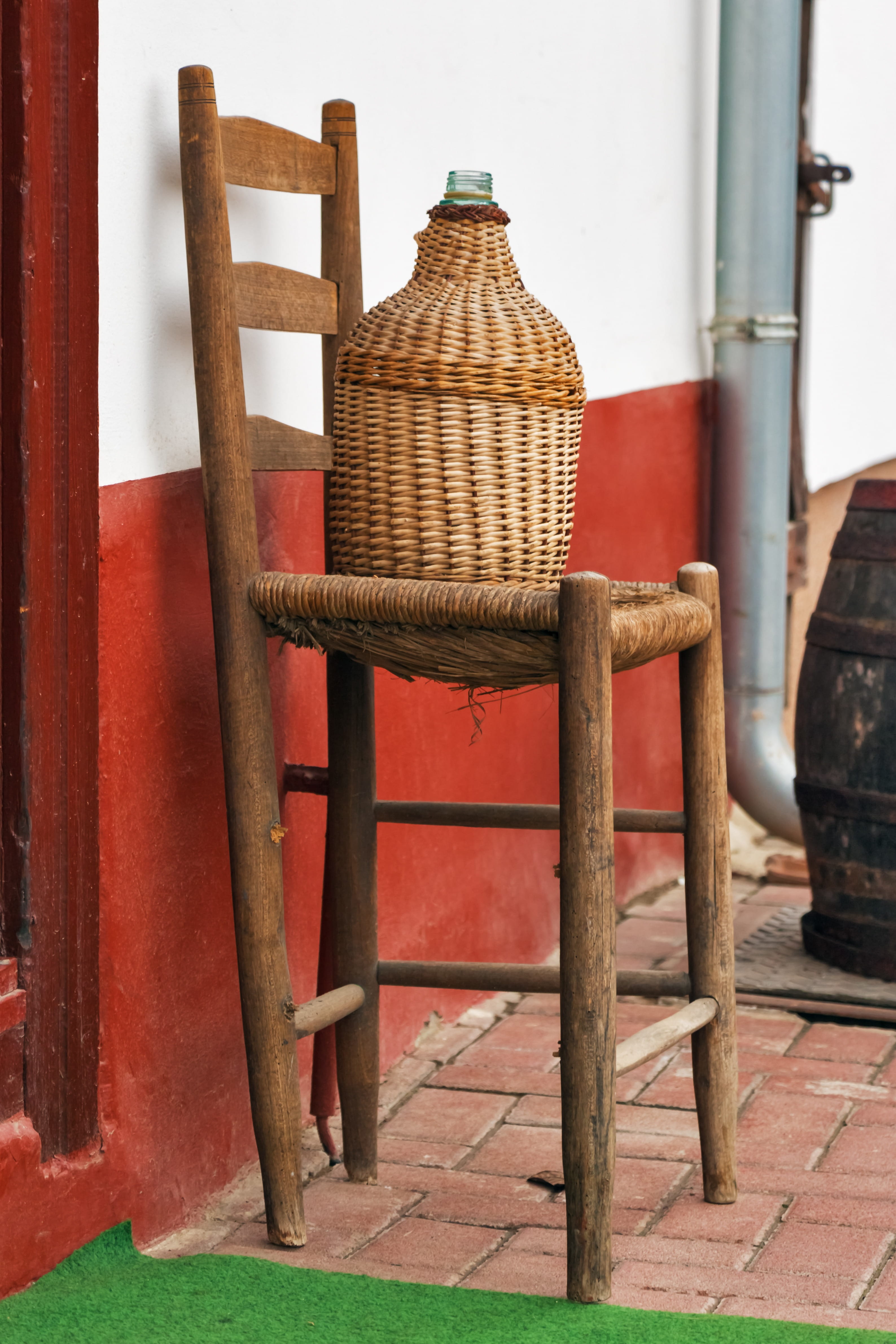 grape, day, built structure, 4K, architecture, seat, viticulture, indoors, Villány, wood - material, wall - building feature, pésház, building, Demijohn, Phone HD Wallpaper