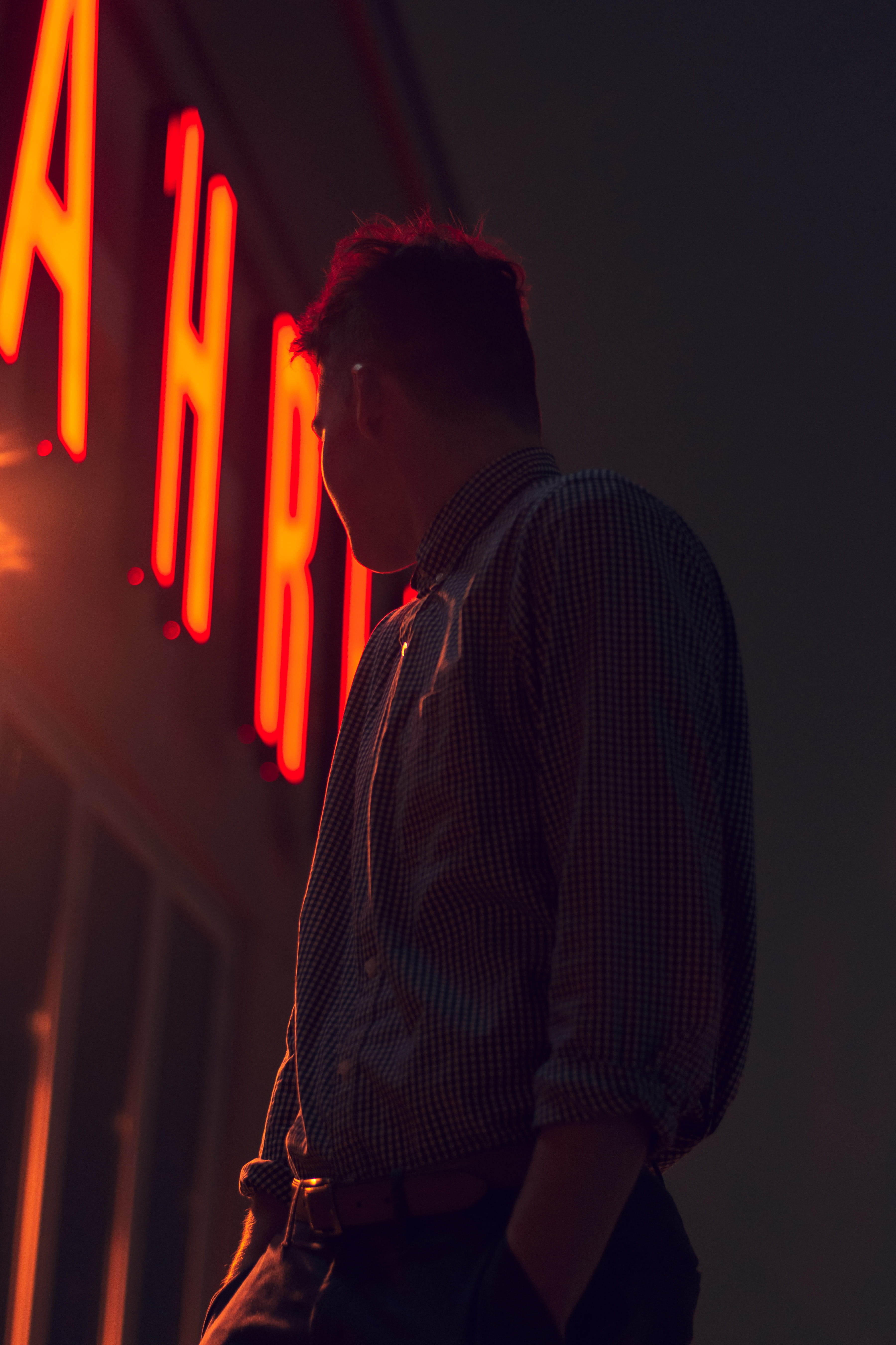 charlotte, neon, sleeve, clothing, leisure activity, putting, night light, person, communication, moody, indoors, light, young men, man, handrail, adult, Phone HD Wallpaper