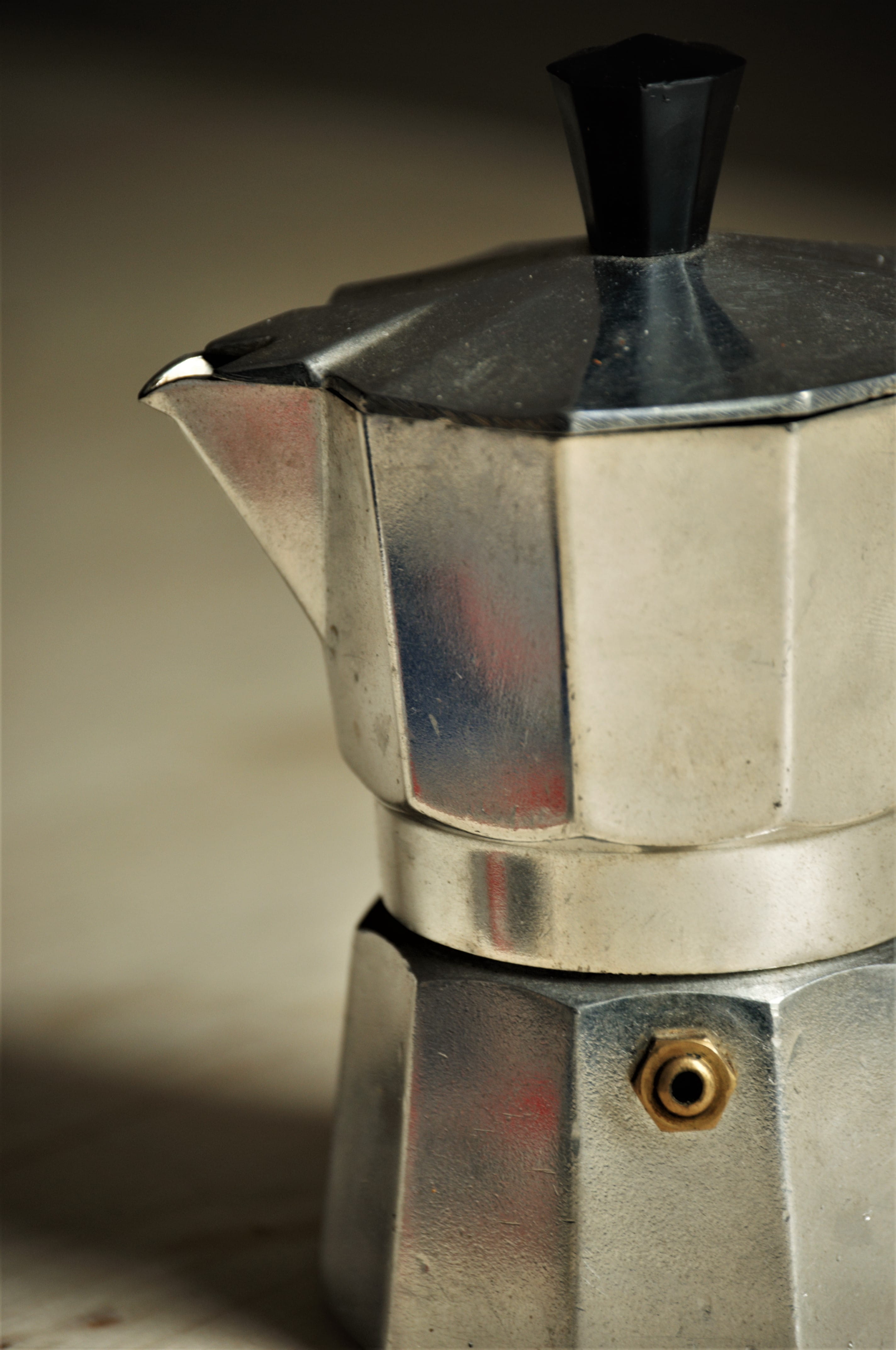 object, kiel, still life, 4K, container, household equipment, metal, coffee, focus on foreground, espresso maker, stove, studio shot, single object, refreshment, Phone HD Wallpaper