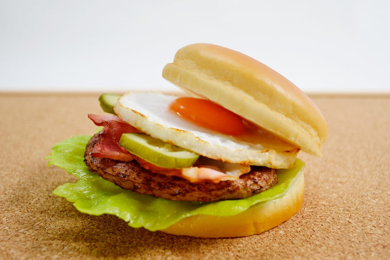 meal, egg, white, fast Food, bread, back, Food, cheeseburger, fried, beef, close-up, food And Drink, studio Shot, junk Food/Fast Food, fake, burger, Bacon, HD Wallpaper