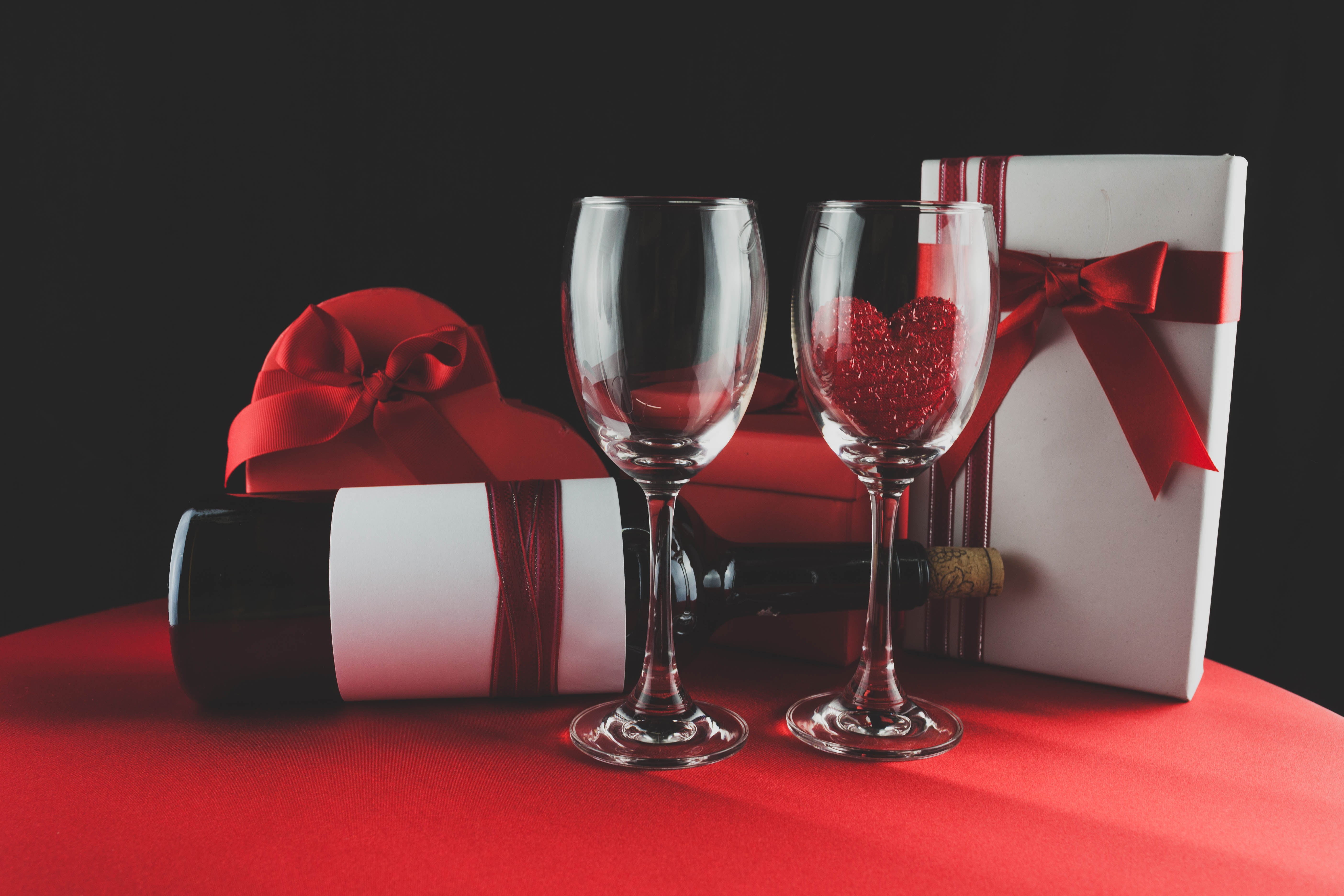 5K, hearts, wine, glasses, gift, red, red roses, romantic, valentines day, love, roses, HD Wallpaper