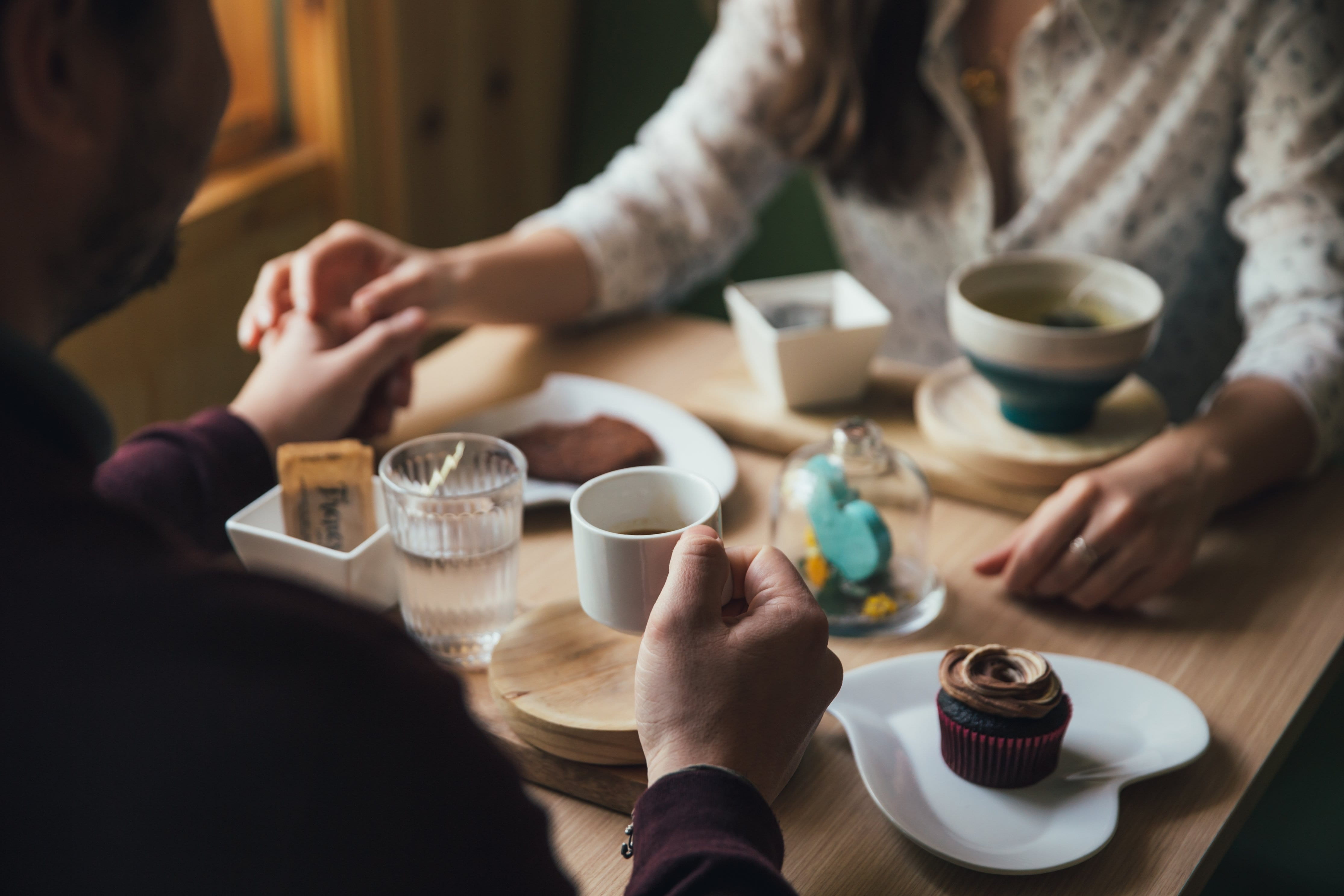 coffeehouse, restaurant, hot drink, group of people, human body part, teacup, food, maroon, wearing, men, holding hands, indoors, tea cup, sweatshirt, table, HD Wallpaper