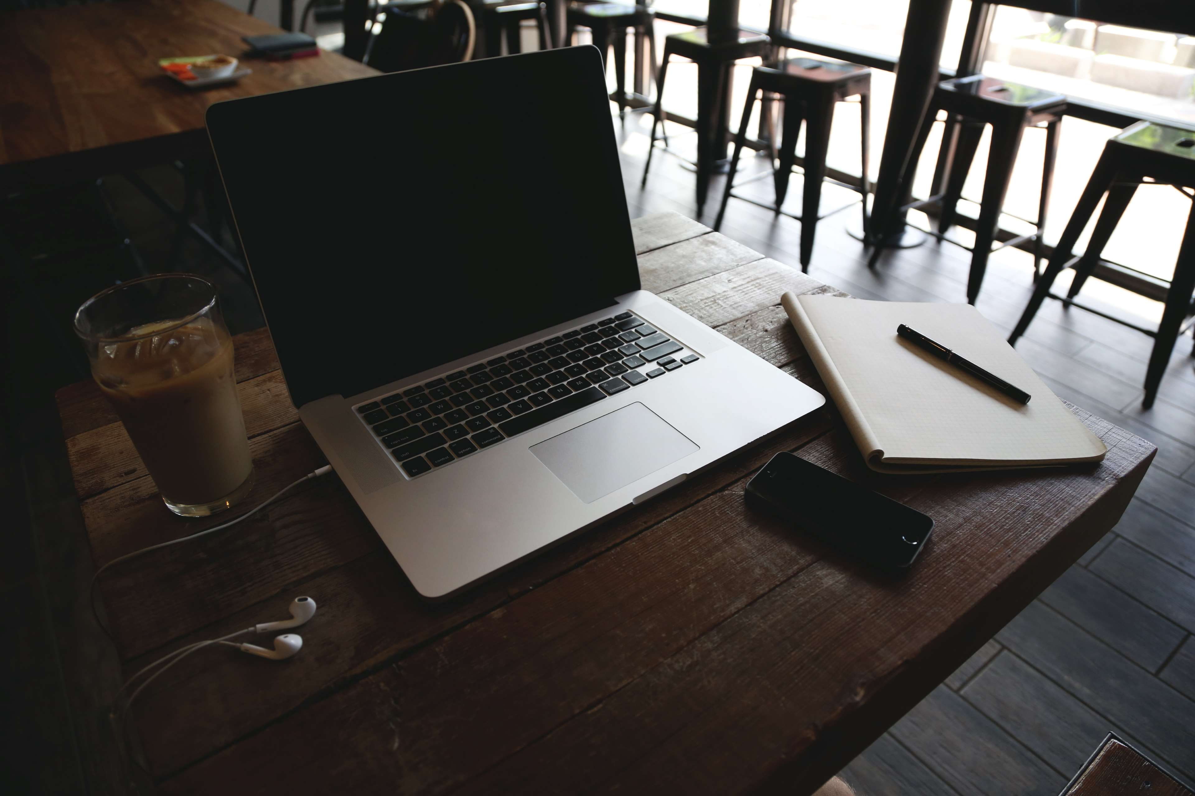 still life, no people, refreshment, notebook, macbook, coffee shop, wood - material, 4K, drink, glass, table, wood, working space, cup, computer, latte, HD Wallpaper