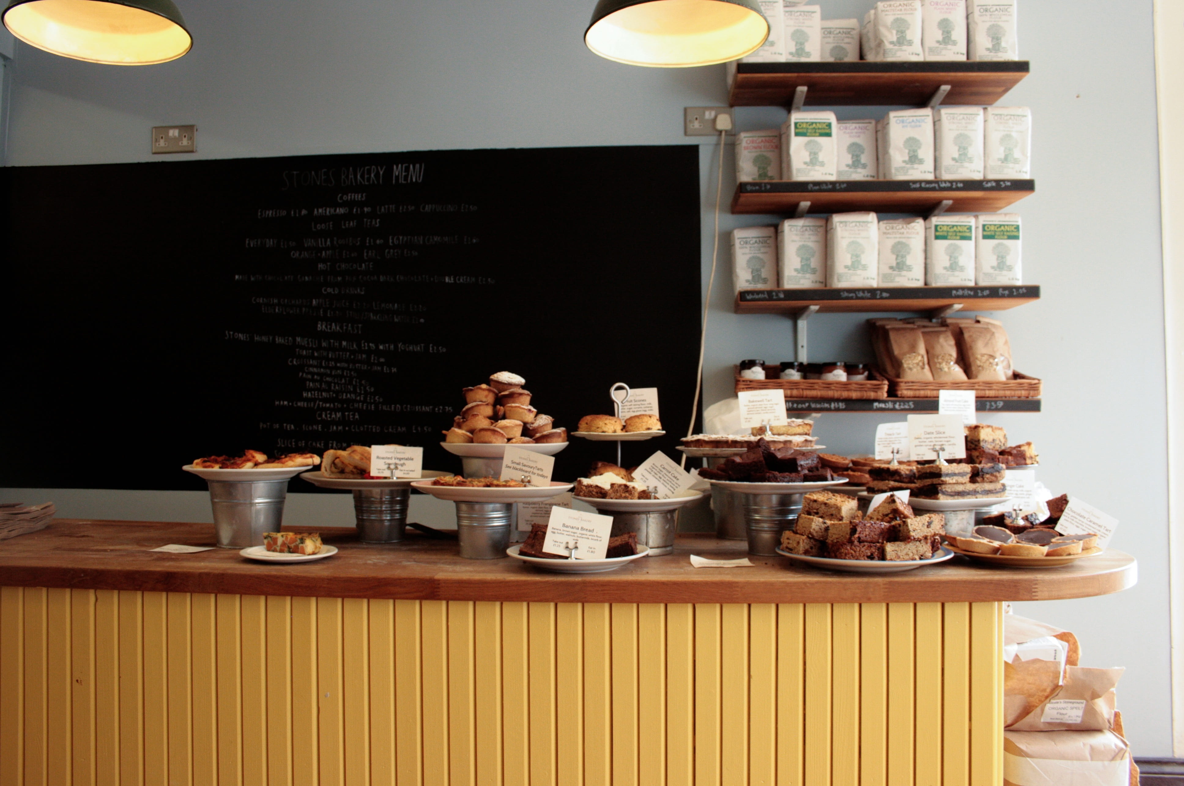 food, text, arrangement, baked, table, domestic room, indoors, brunch, still life, variation, bread, coffeehouse, business, menu, bar, shelf, container, HD Wallpaper