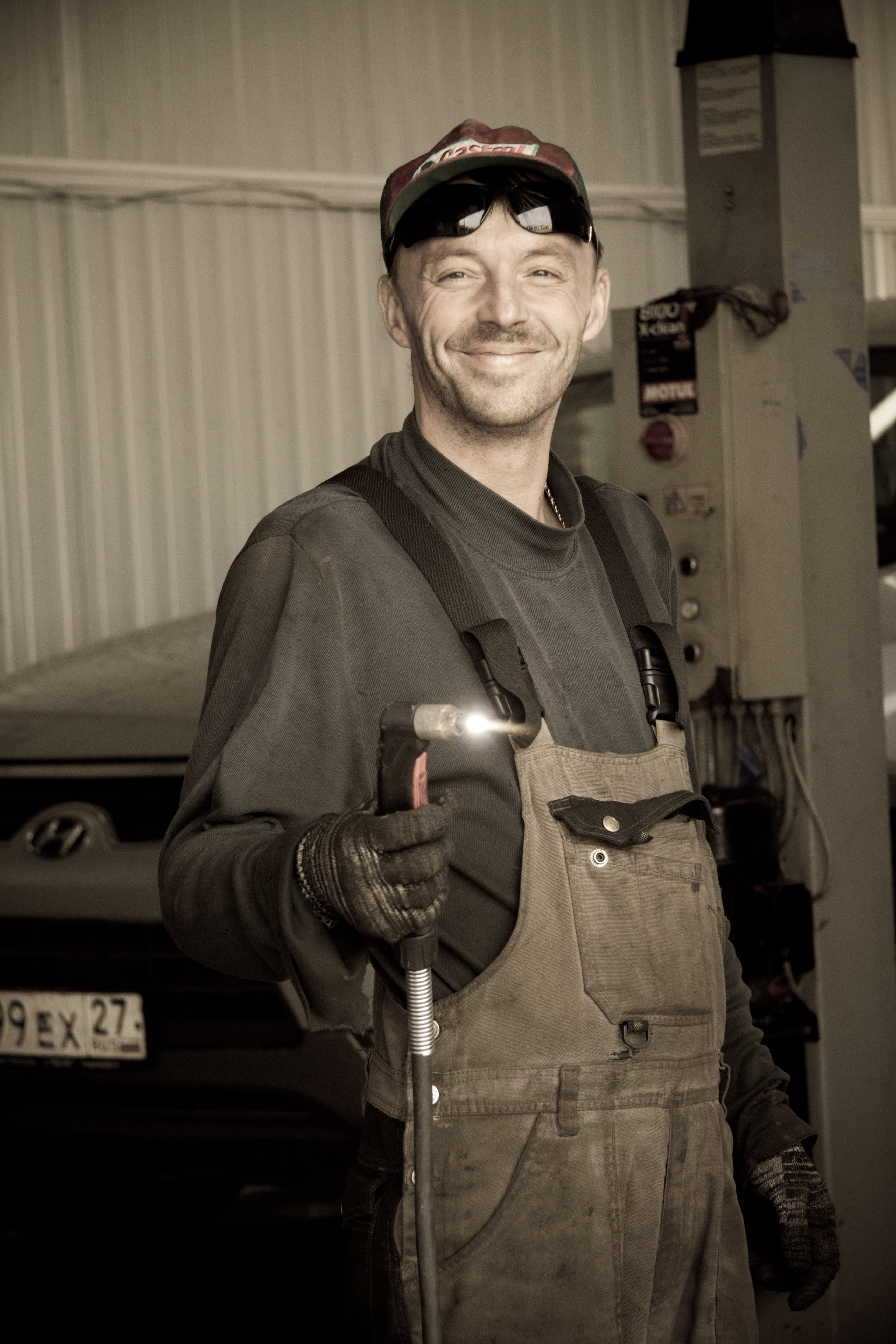 holding, car service, plasmatic cutter, clothing, occupation, looking at camera, mature adult, mechanic, one person, mid adult men, waist up, mature men, Phone HD Wallpaper