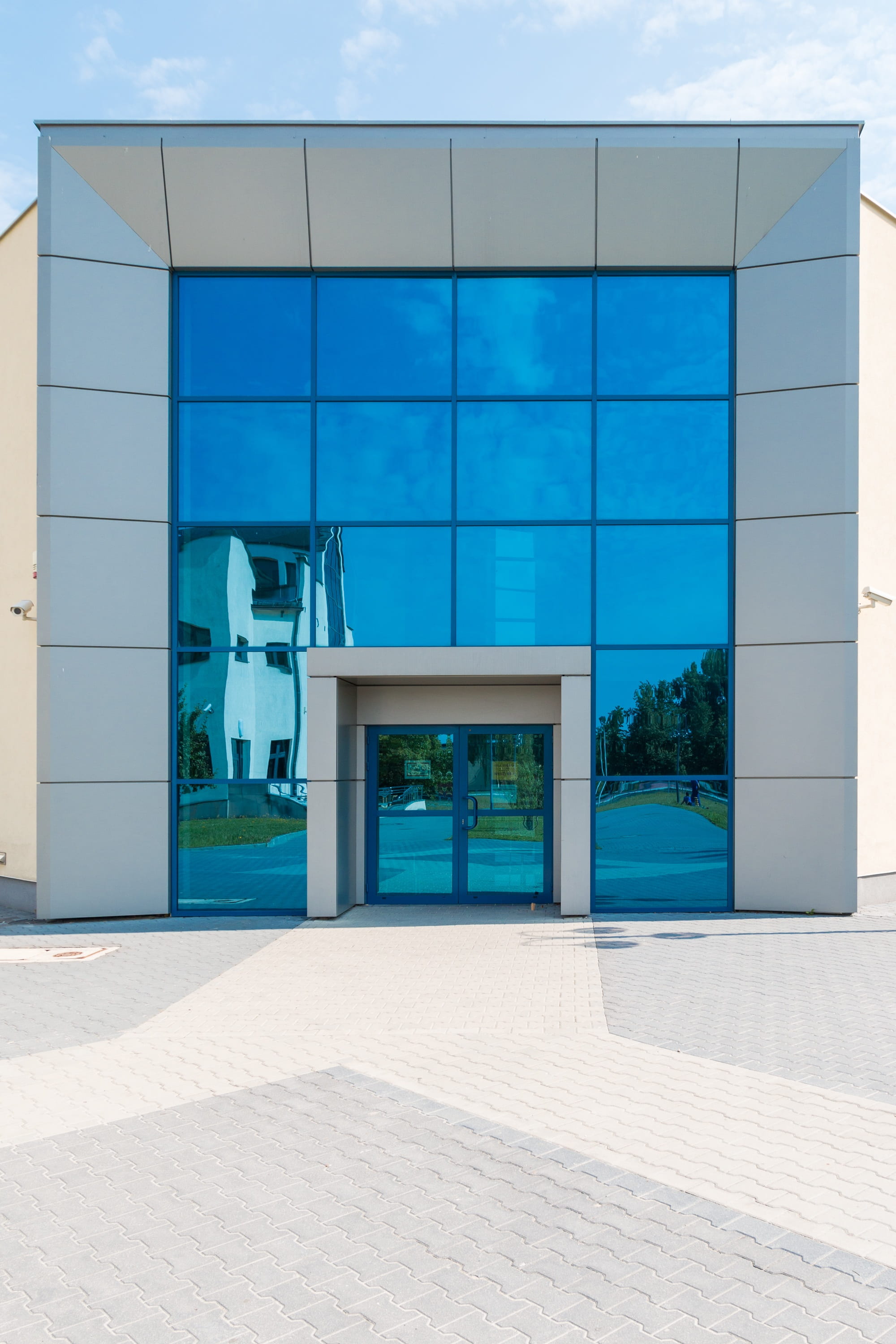 wall - building feature, blue, building, reflection, cloud - sky, outdoors, the university, polytechnic university which, sky, window, library, mirror, Phone HD Wallpaper