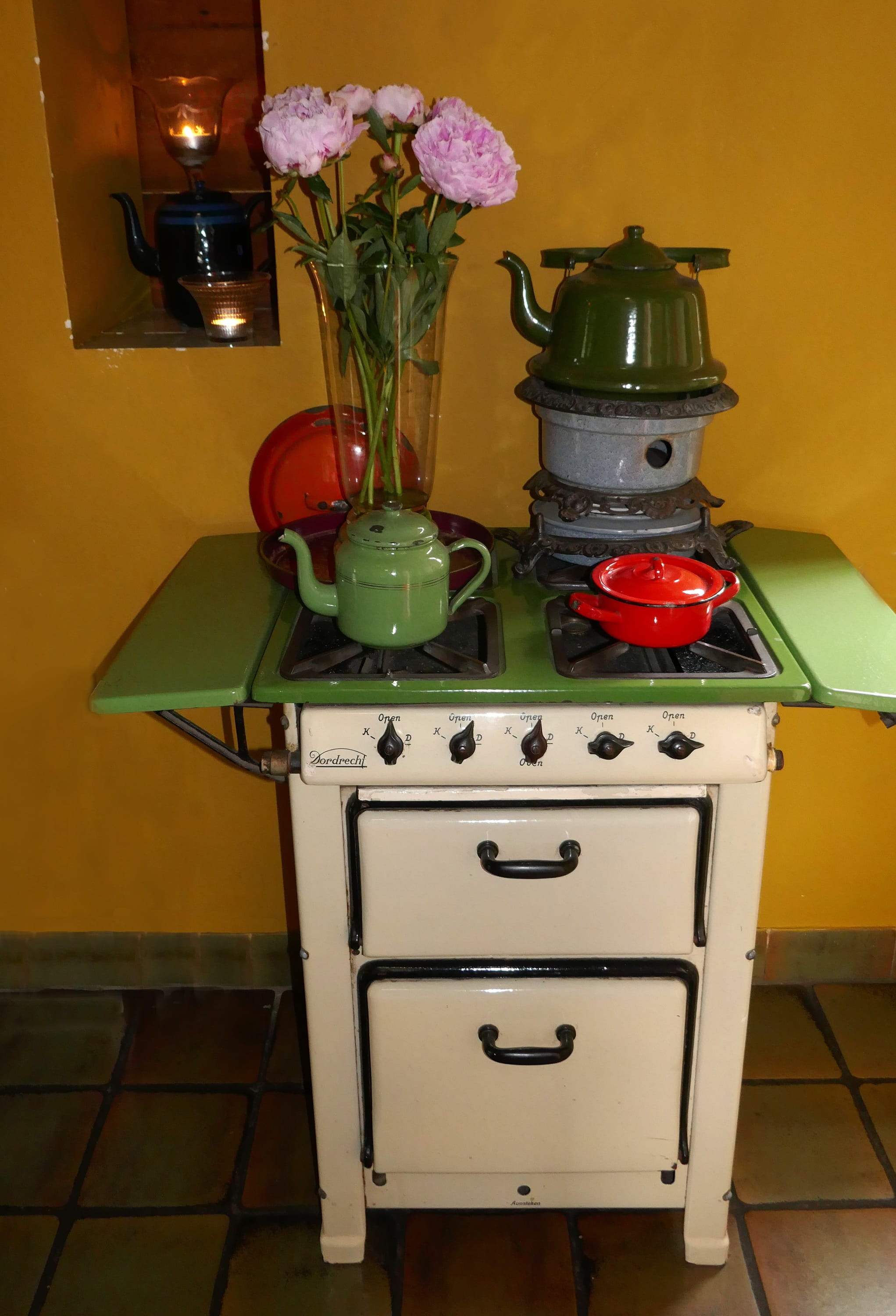 Ancient, deco, still life, old-fashioned, nature, plant, container, heat, home interior, household equipment, indoors, kohleherd, cook, arrangement, flowering plant, Phone HD Wallpaper