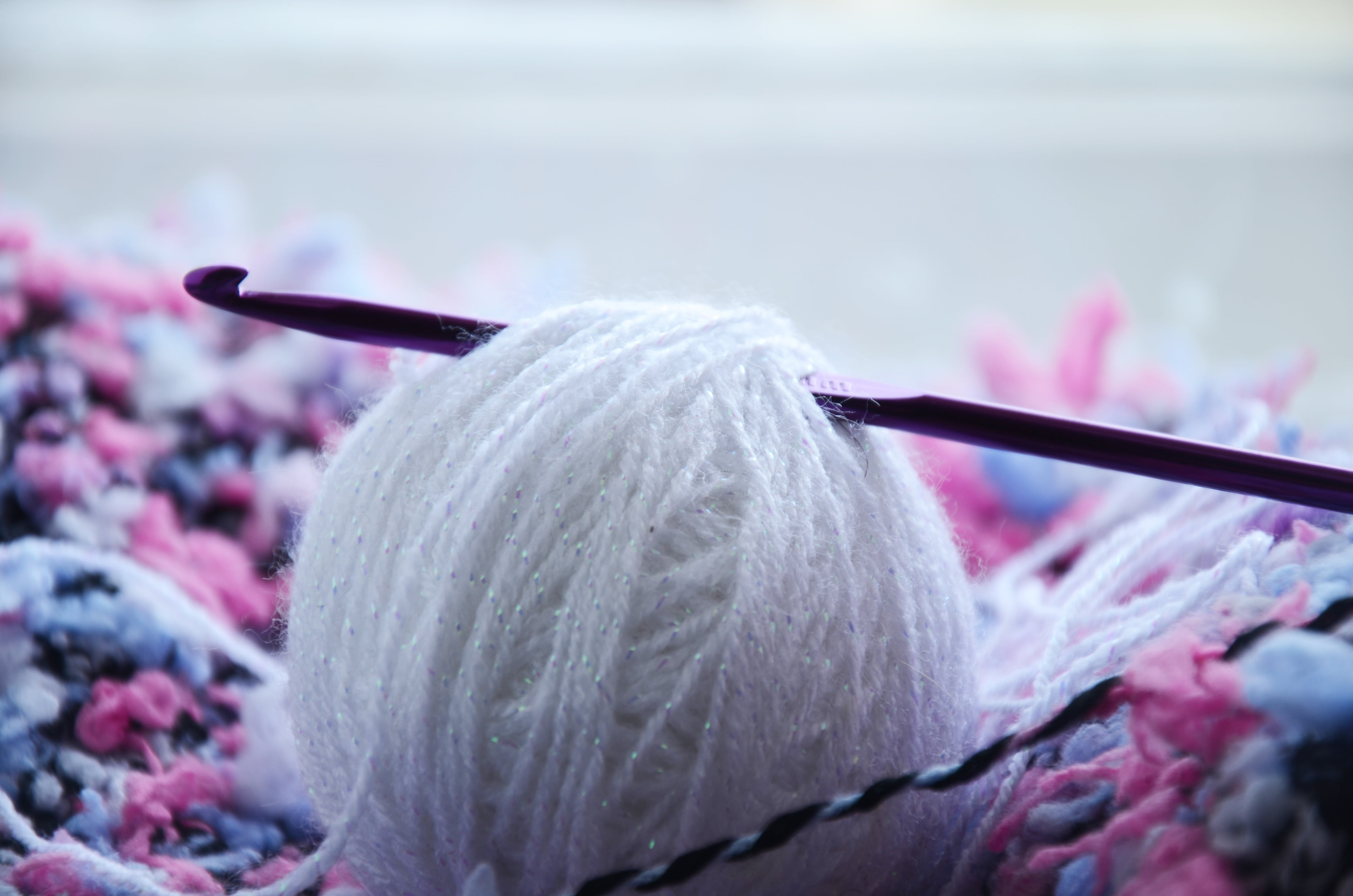 focus on foreground, softness, leisure, indoors, 4K, sewing needle, needles, white, to knit, wool, creativity, needle, material, weaving, thread, selective focus, HD Wallpaper