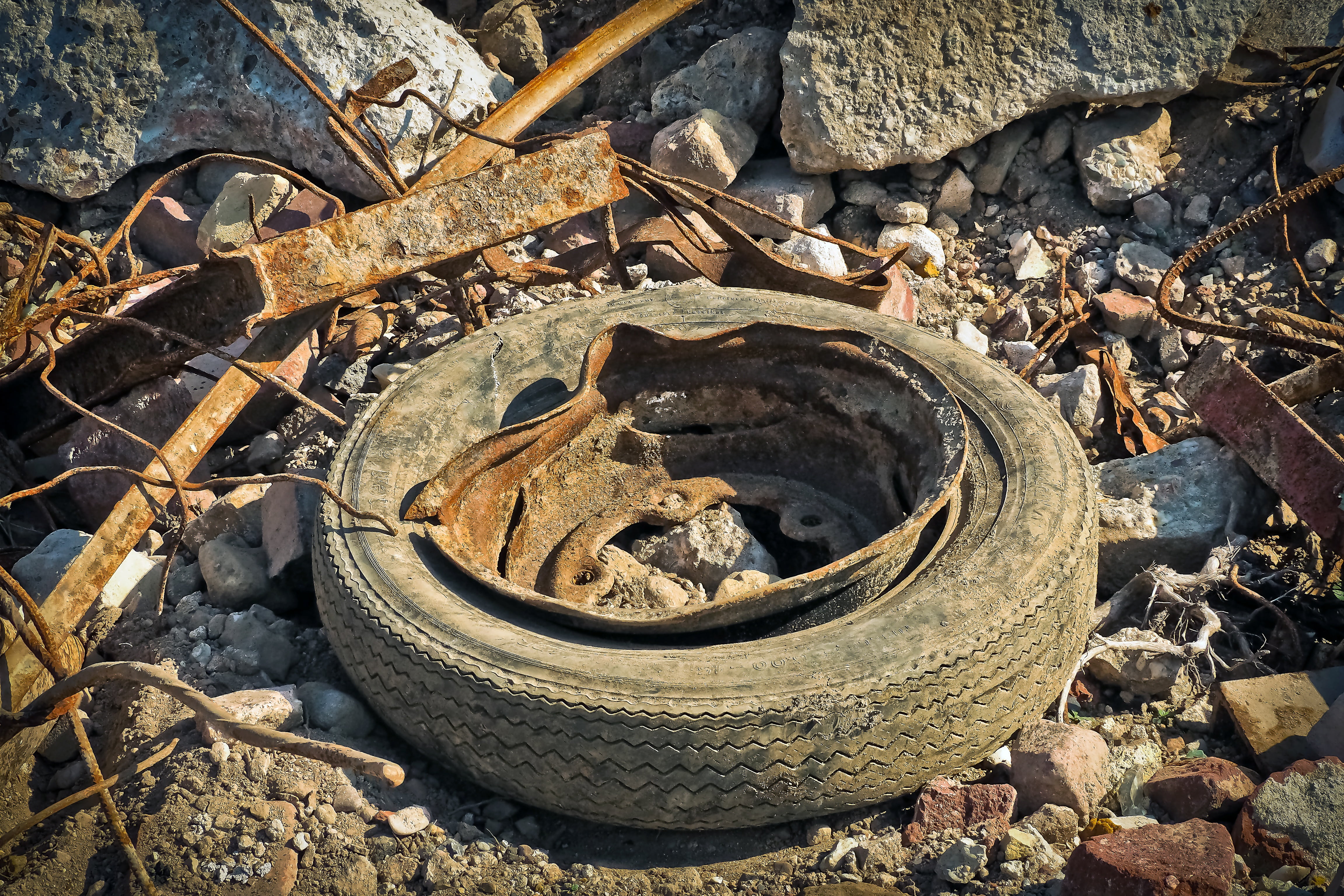 land, auto, waste, auto tires, tyres, rusted, deterioration, tooth of time, vehicle, rim, damaged, debris, metal, abandoned, 4K, nature, run-down, dirt, HD Wallpaper