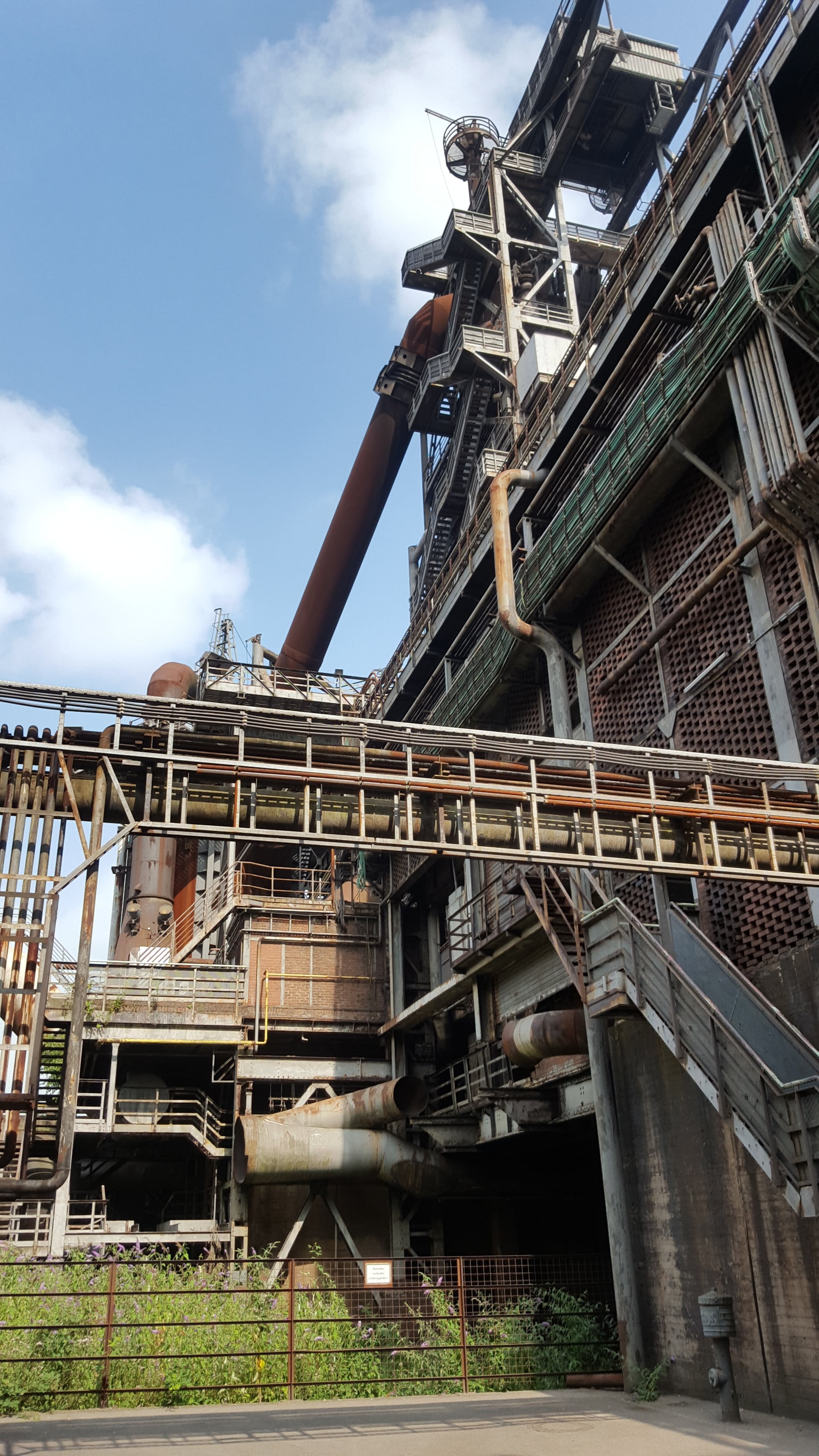 building exterior, obsolete, industry, construction industry, metal, built structure, museum, day, damaged, abandoned, deterioration, low angle view, steel, Phone HD Wallpaper