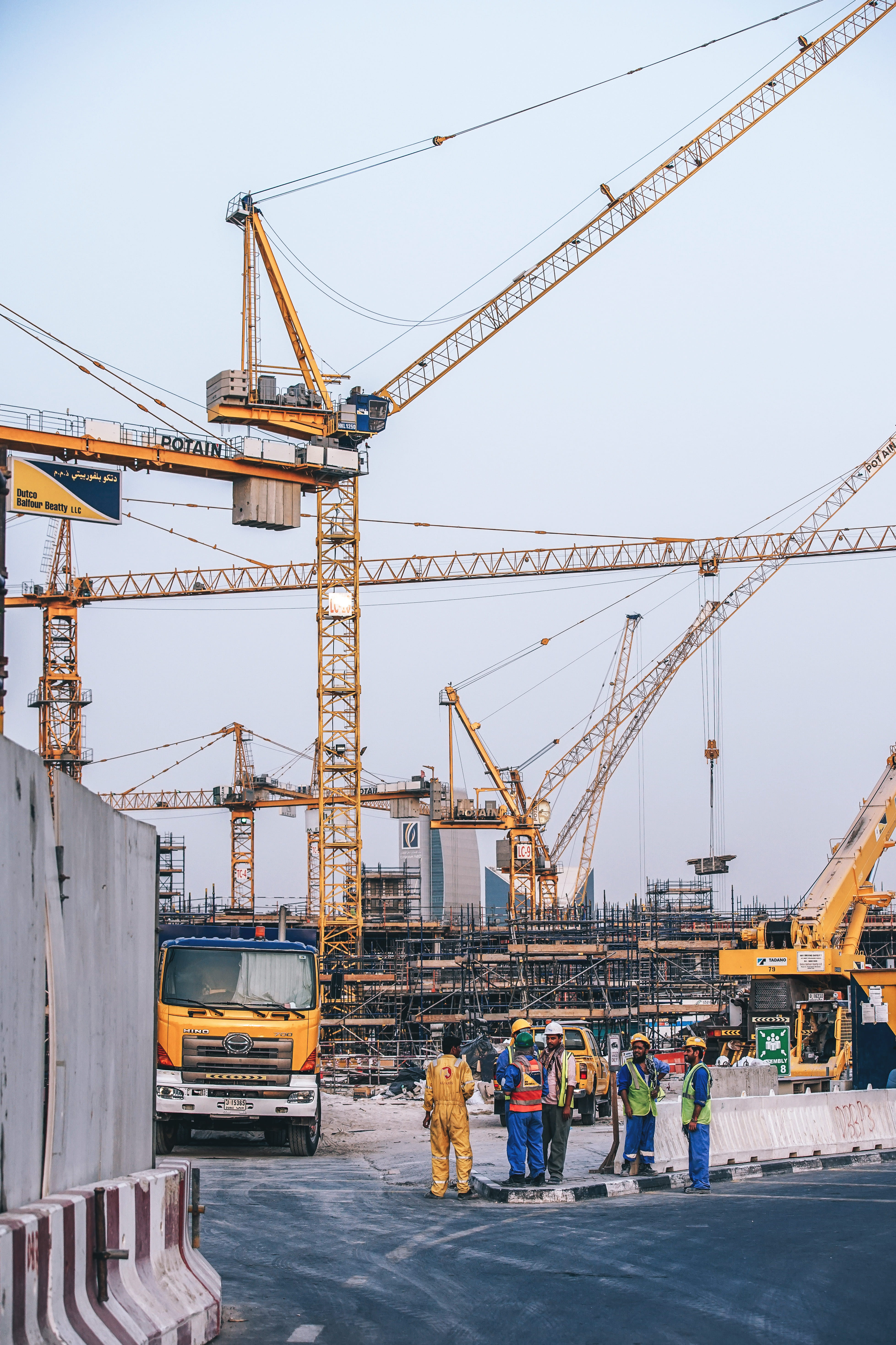 construction industry, machinery, built structure, development, construction, building exterior, real people, business, truck, person, outdoors, sky, workplace, Phone HD Wallpaper