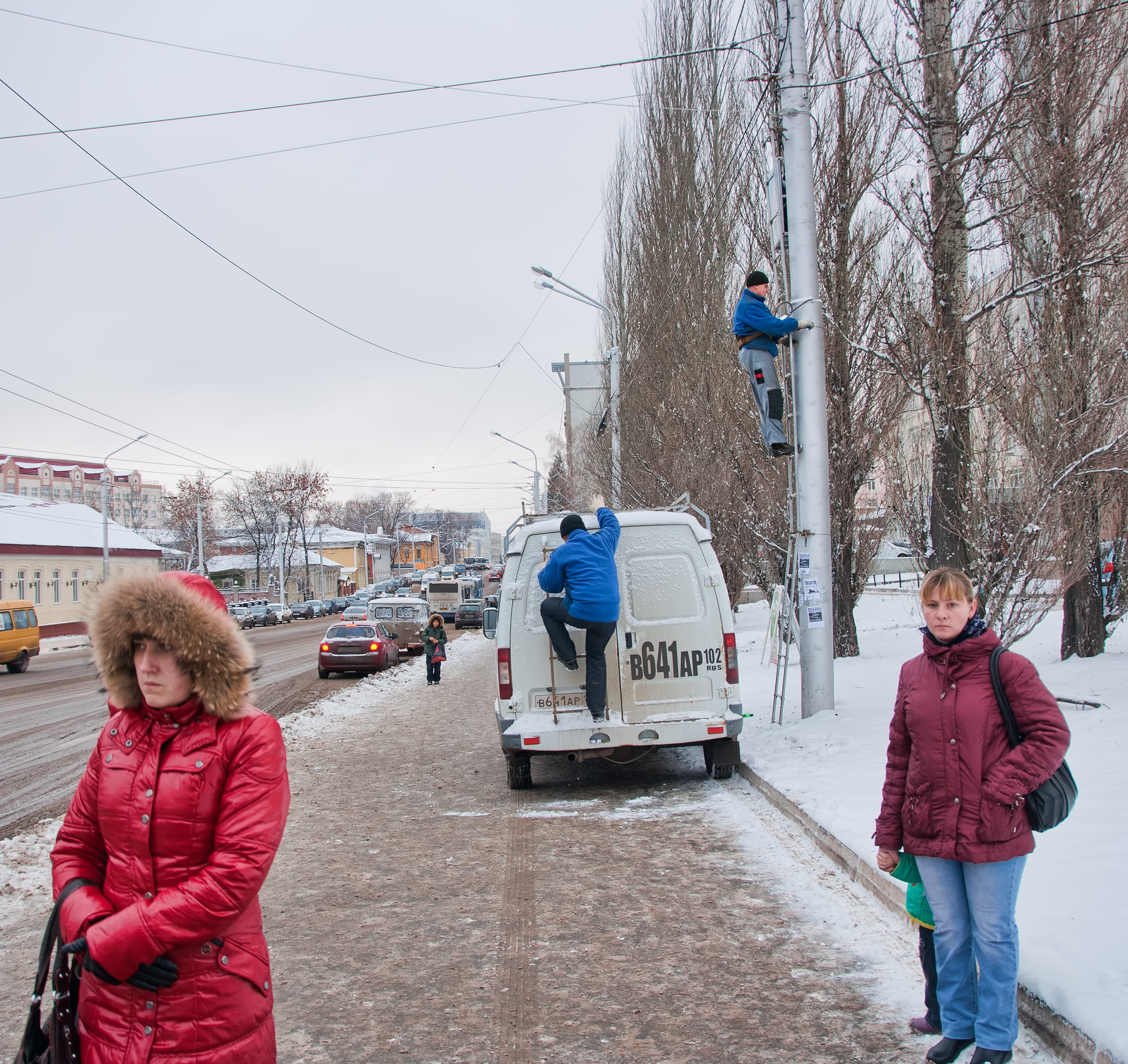 grey, winter, day, motor vehicle, bare tree, worker, man, clothing, group of people, gray, electricity, car, telecommunicatio, building exterior, women, HD Wallpaper