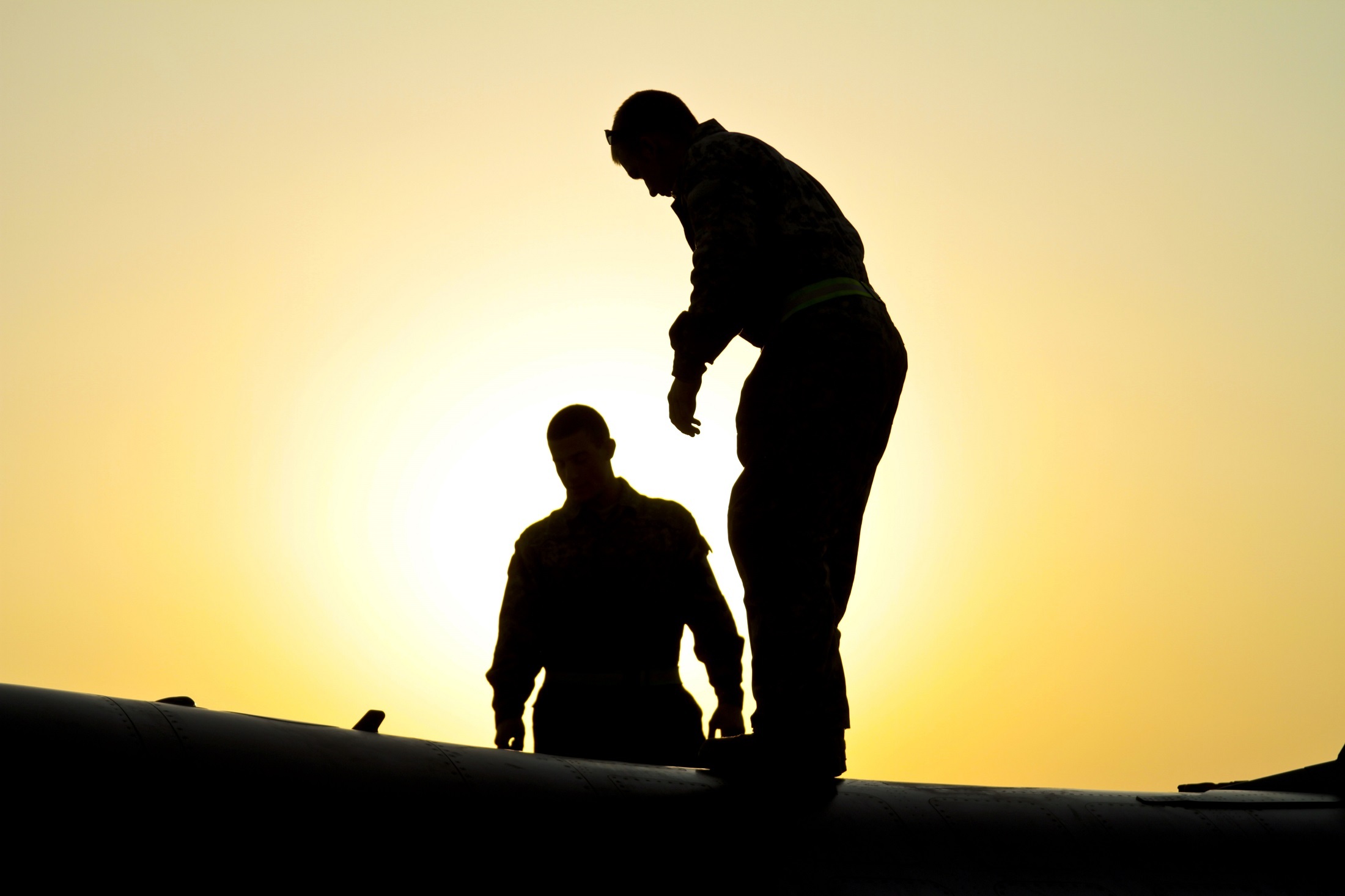 real people, airplane, inspection, clear sky, son, lifestyles, full length, aviation, standing, two people, sky, ground, evening, crew, sunlight, silhouettes, HD Wallpaper