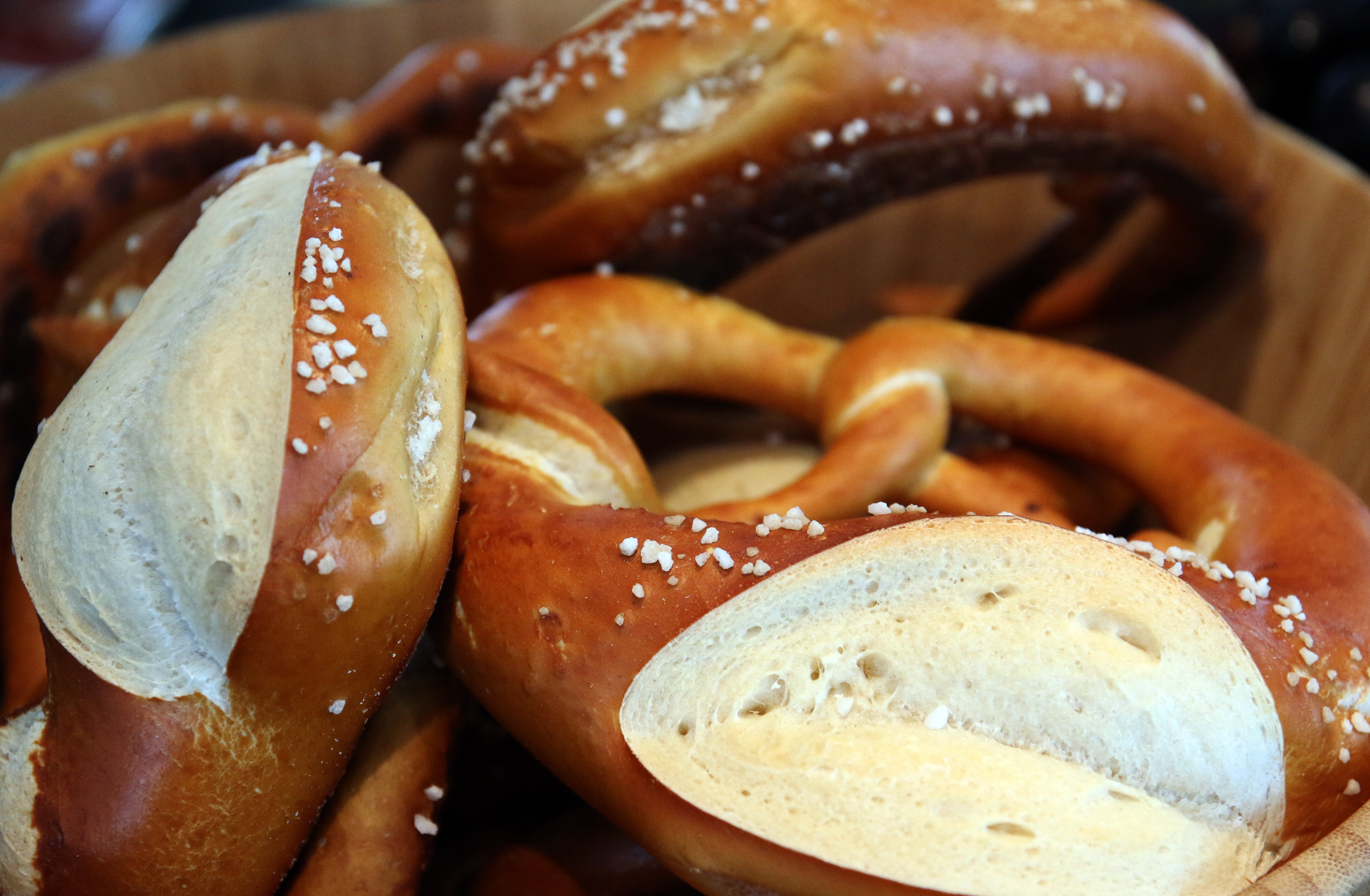 crispy, bavaria, focus on foreground, bun, close-up, sesame seed, bagel, pastries, gourmet, indoors, no people, snack, seed, food, breakfast, french food, HD Wallpaper