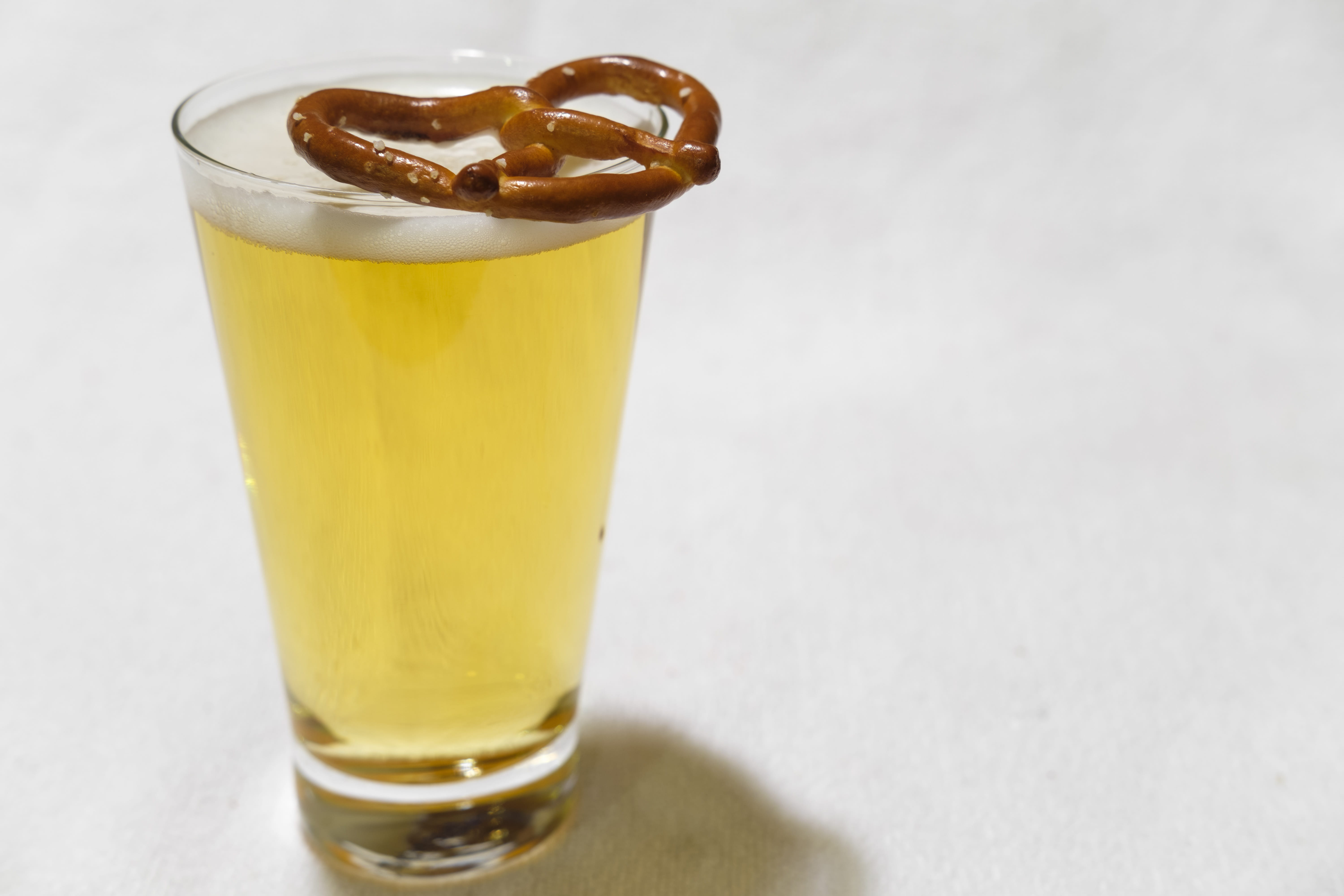 drinking glass, snack, table, refreshment, crispy, drink, no people, 5K, baked goods, lye pretzel, beer, indulgence, white background, pretzels, glass, HD Wallpaper