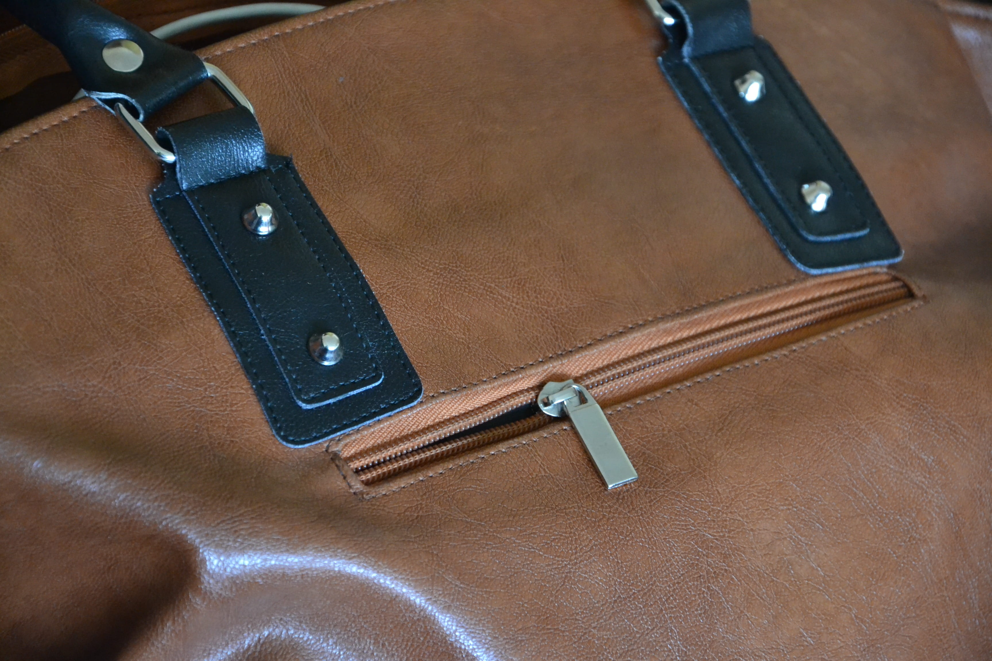 bag, no people, black color, castle, strap, haberdashery, handbag, personal accessory, handbags, indoors, suitcase, brown, add ons, backgrounds, close-up, HD Wallpaper