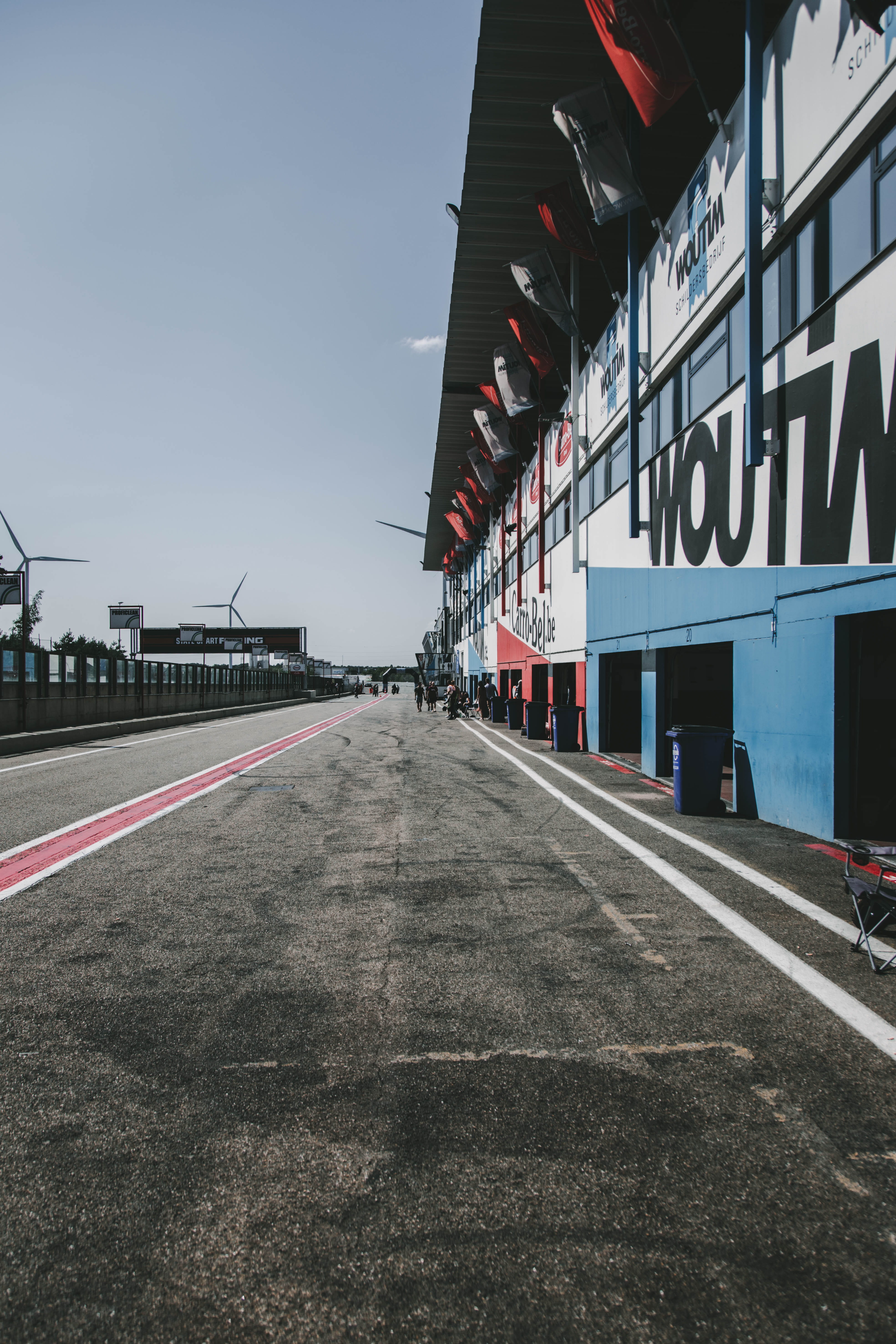 daylight, day, sky, pavement, street, sign, race track, architecture, building, clear sky, circuit, nature, symbol, the way forward, 5K, outdoors, direction, Phone HD Wallpaper