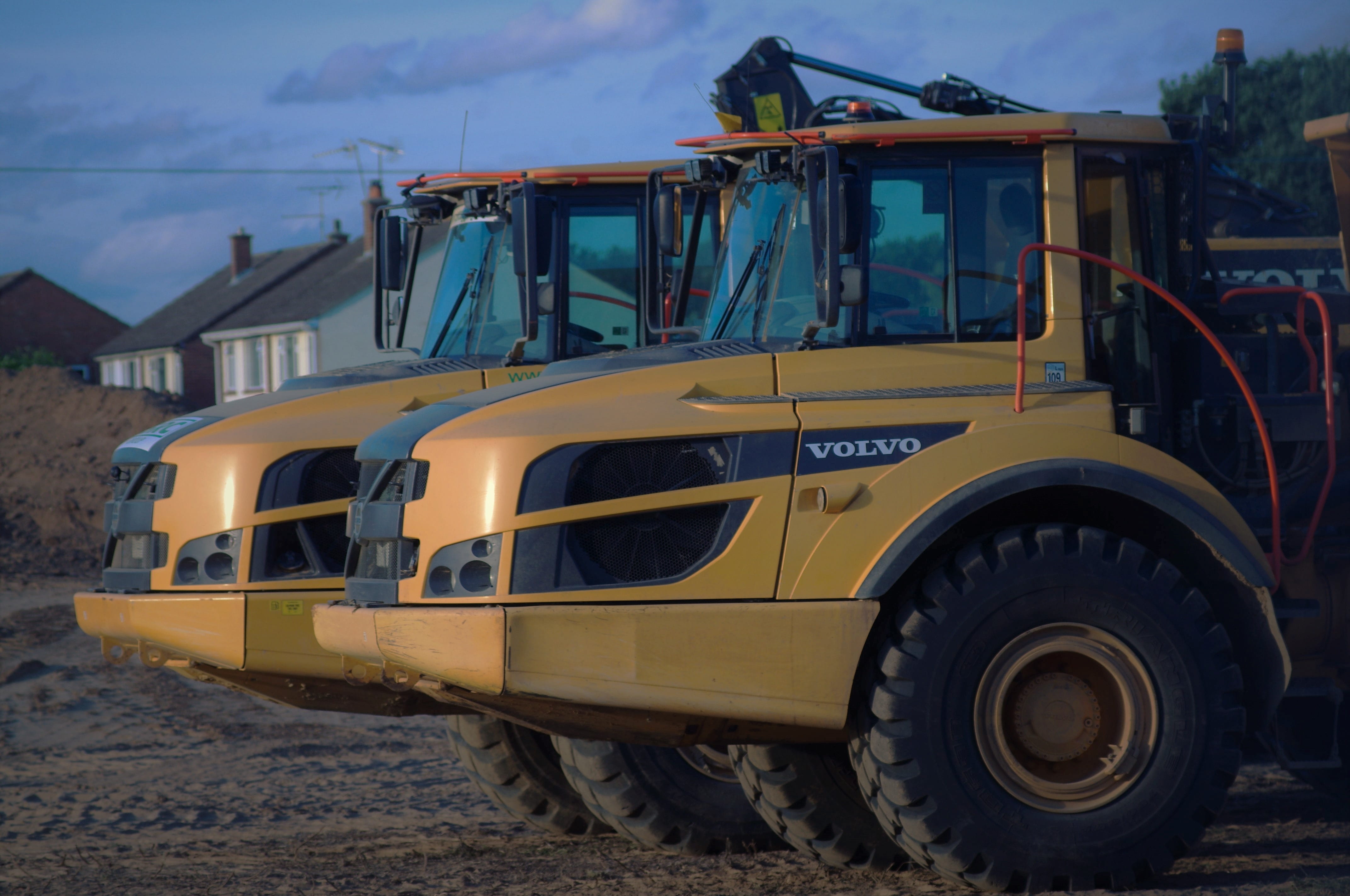 machinery, heavy, public transportation, street, outdoors, 4K, architecture, mode of transportation, lorry, no people, city, yellow, dumper, day, tipper, HD Wallpaper