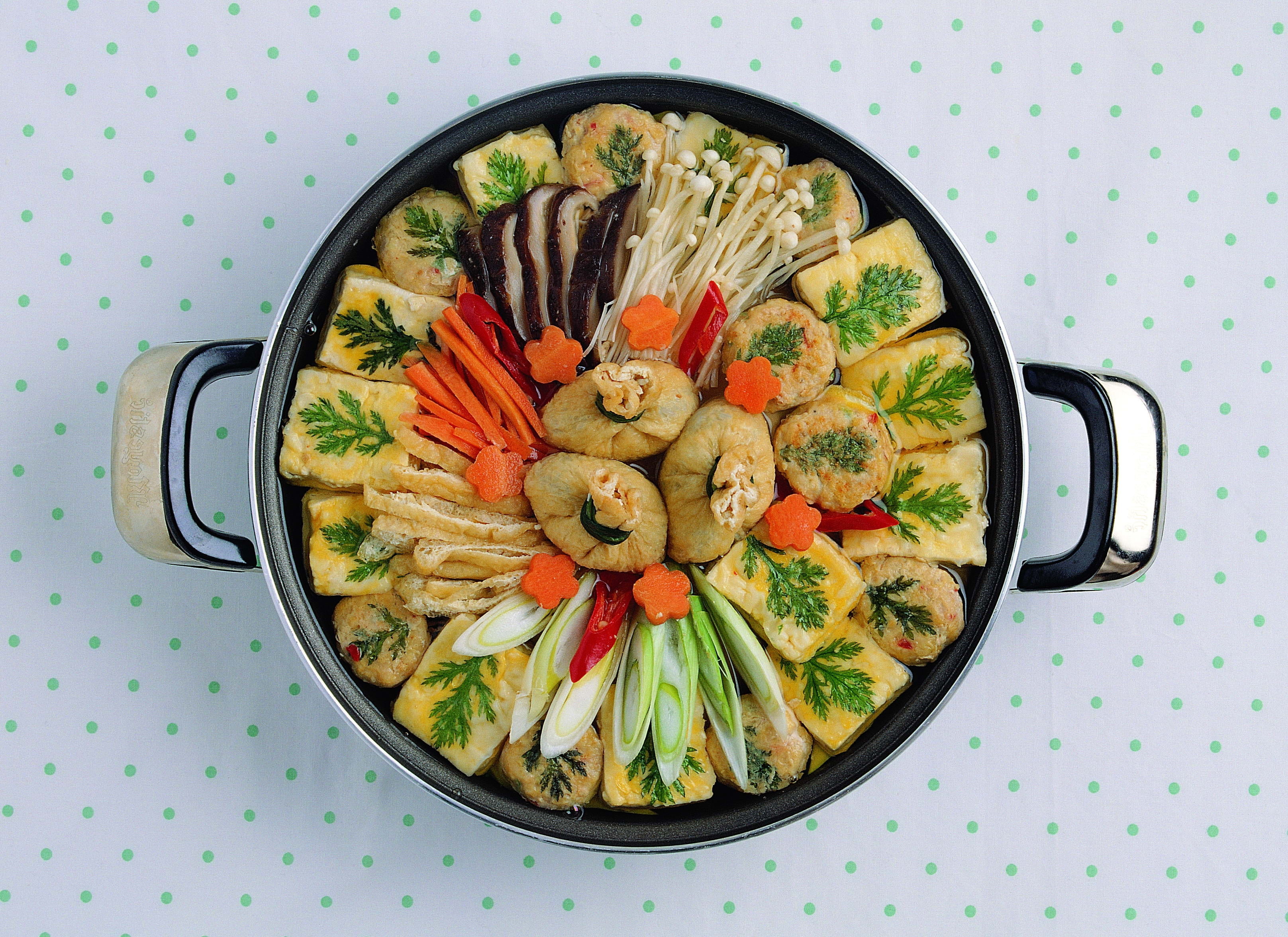 noodles, refreshment, pan, heat - Temperature, meal, dieting, geometric shape, no people, gourmet, cultures, herbs, orange color, vegetarian Food, tomato, HD Wallpaper