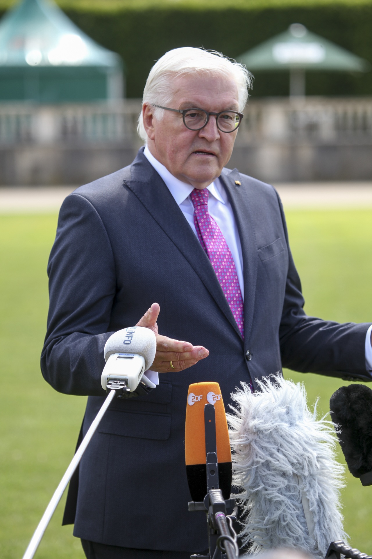 politician, eyeglasses, suit, adult, front view, senior Adult, policy, waist up, standing, glasses, men, day, federal republic of germany, president, holding, Phone HD Wallpaper