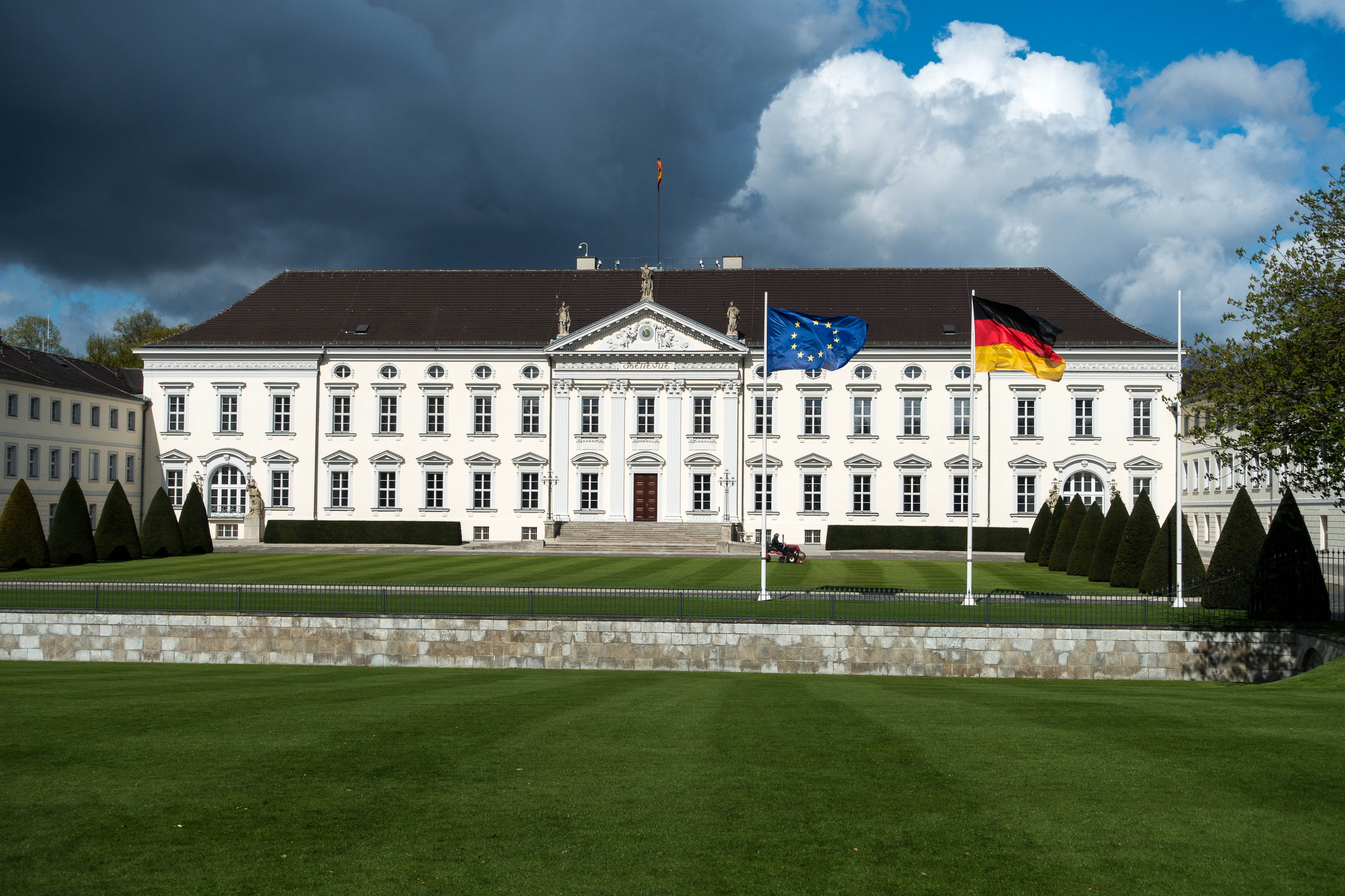 lawn, 5K, grass, cloud - sky, federal president, building exterior, residential district, building, outdoors, plant, germany, flag, patriotism, built structure, HD Wallpaper