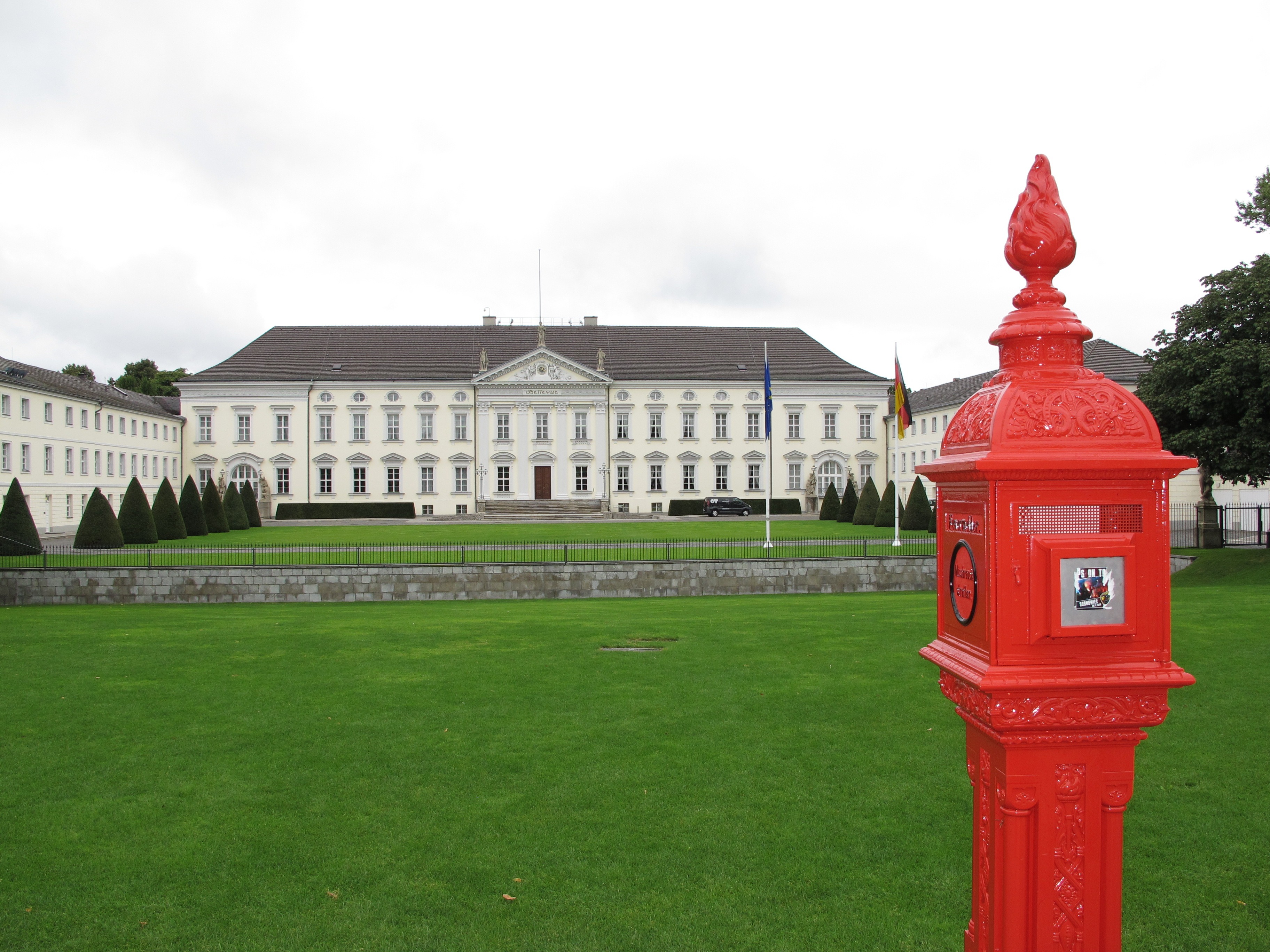 travel destinations, palace, history, green color, castle, neo classical architectural style, lawn, presidents office, cloud - sky, post, plant, red, nature, HD Wallpaper