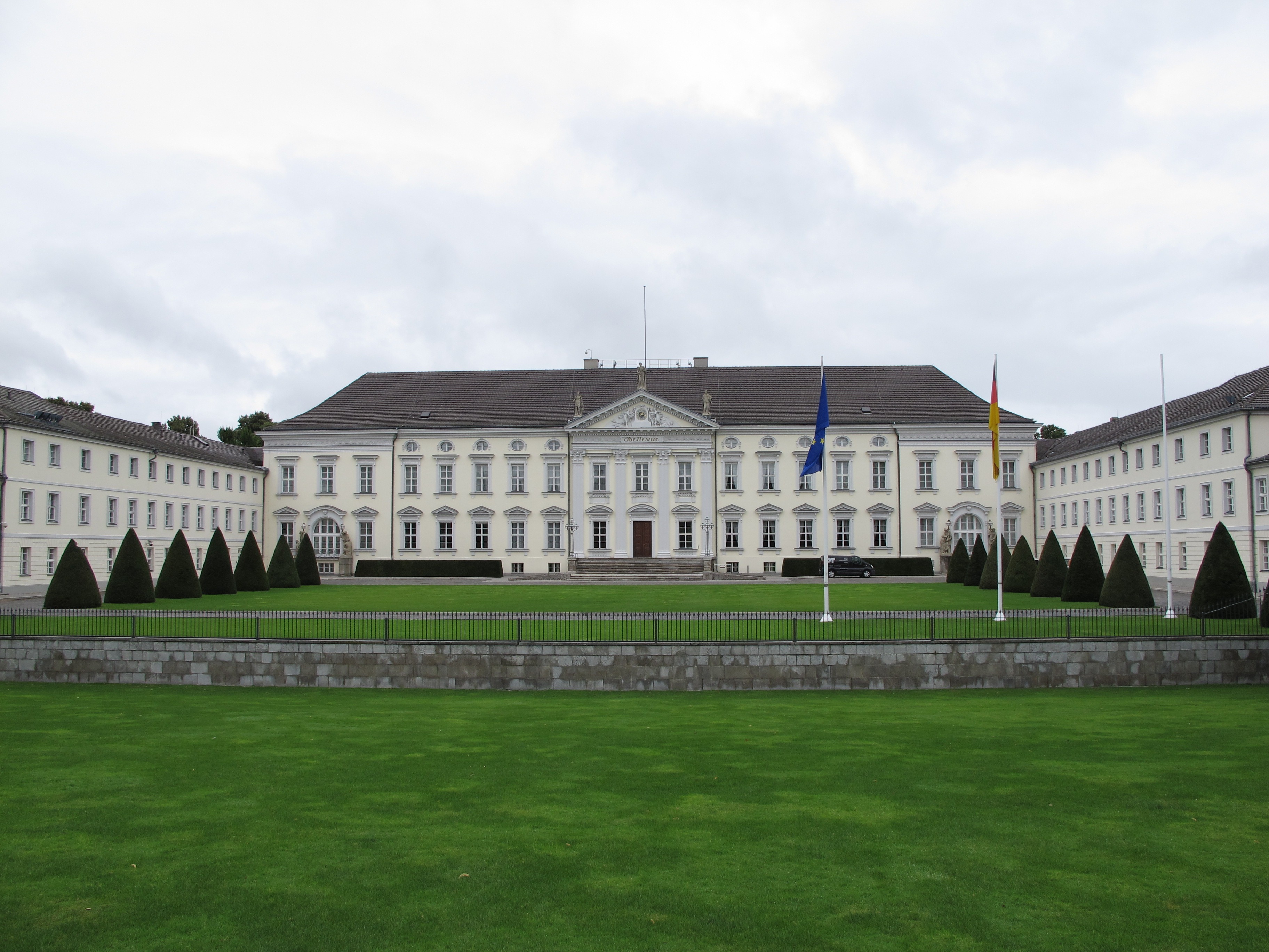 cloud - sky, the past, building, nature, green color, travel destinations, water, mansion, castle bellevue, neo classical architectural style, castle, architecture, HD Wallpaper