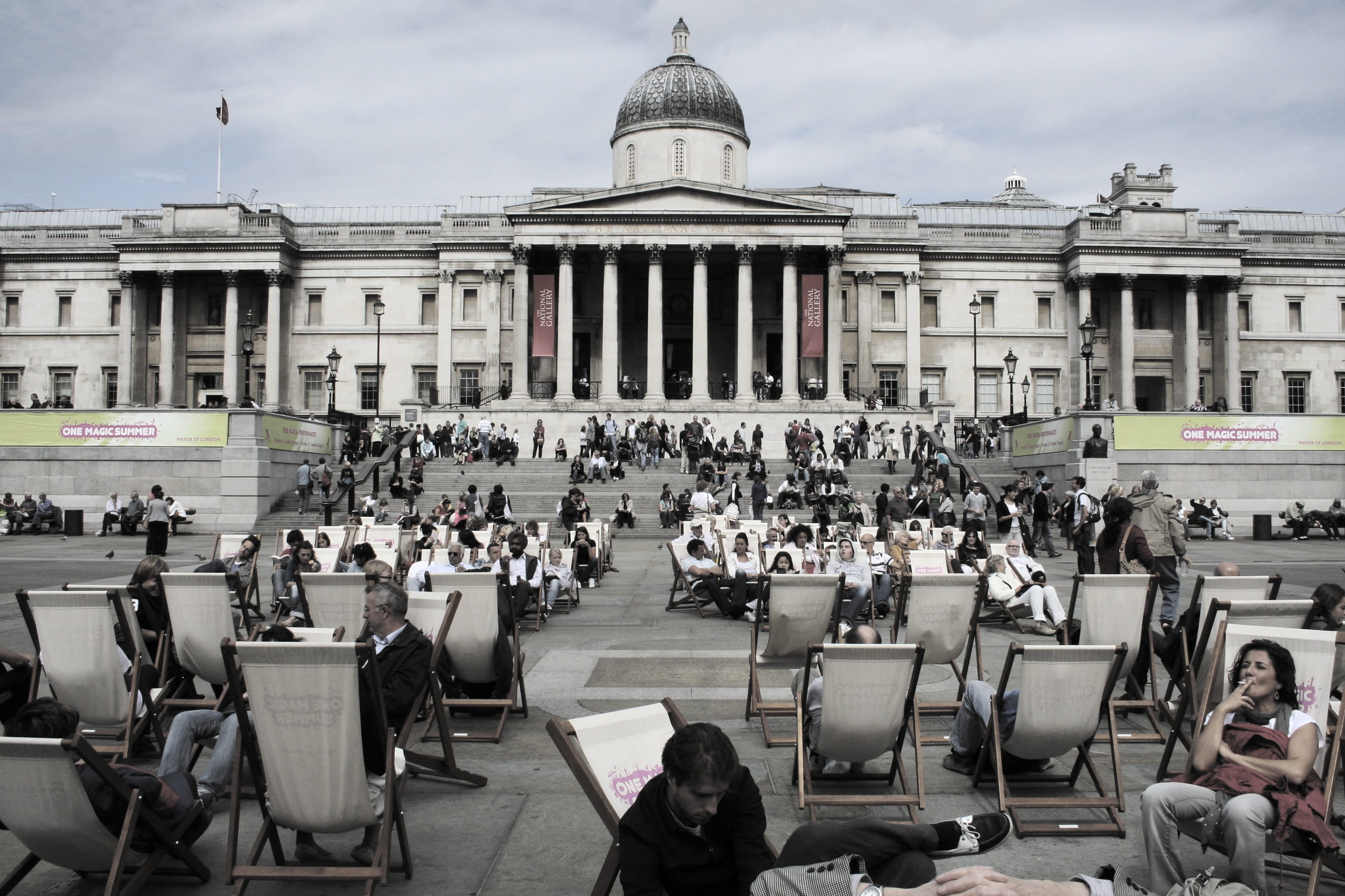 sitting, tourism, 2K, city, summer, building exterior, architecture, real people, architectural column, london, adult, travel, source, seat, crowd, trafalgar, HD Wallpaper