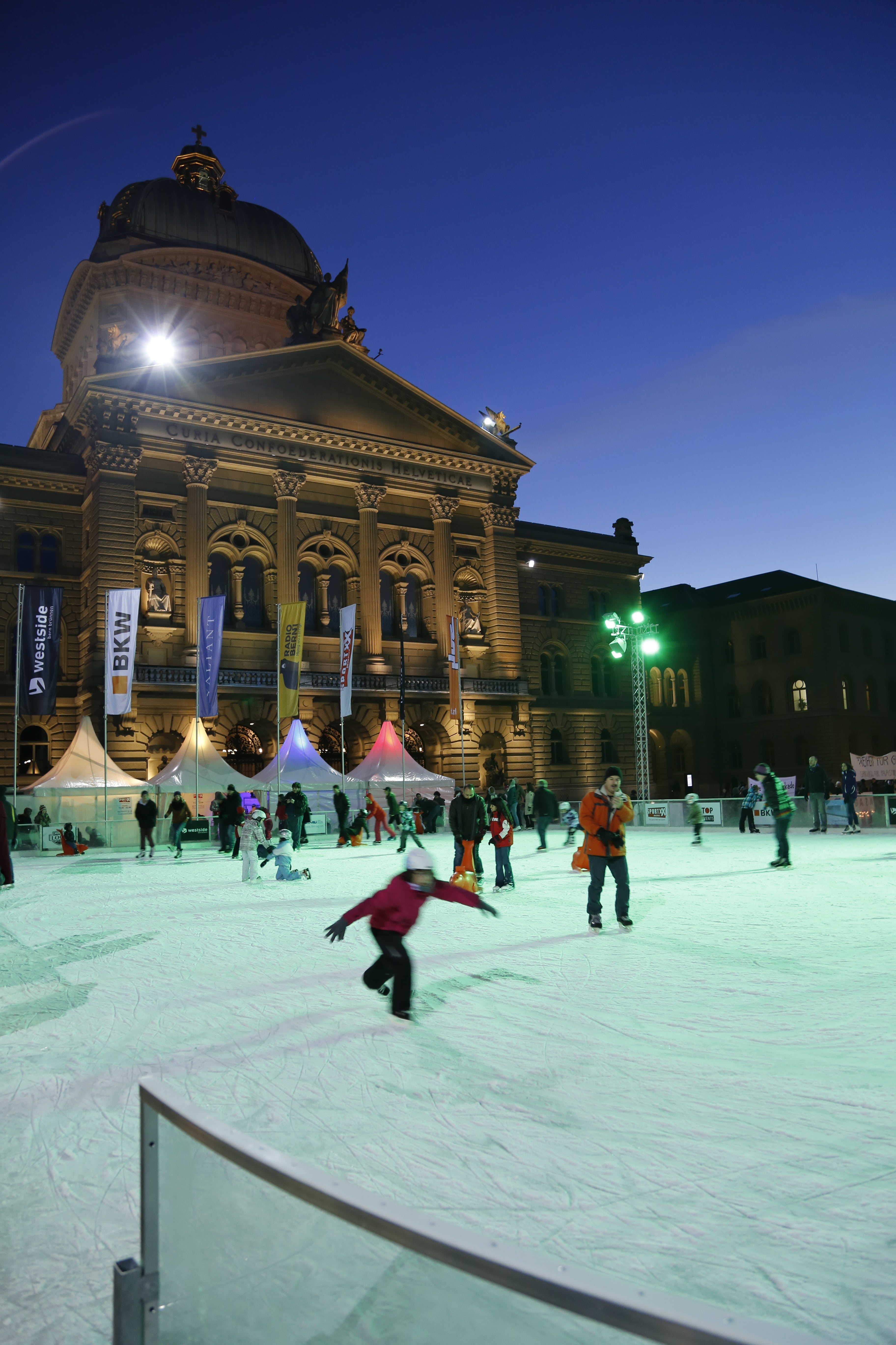 bundeshaus, skating, illuminated, ice rink, architecture, bern, real people, clear sky, lifestyles, crowd, leisure activity, building exterior, large group of people, Phone HD Wallpaper