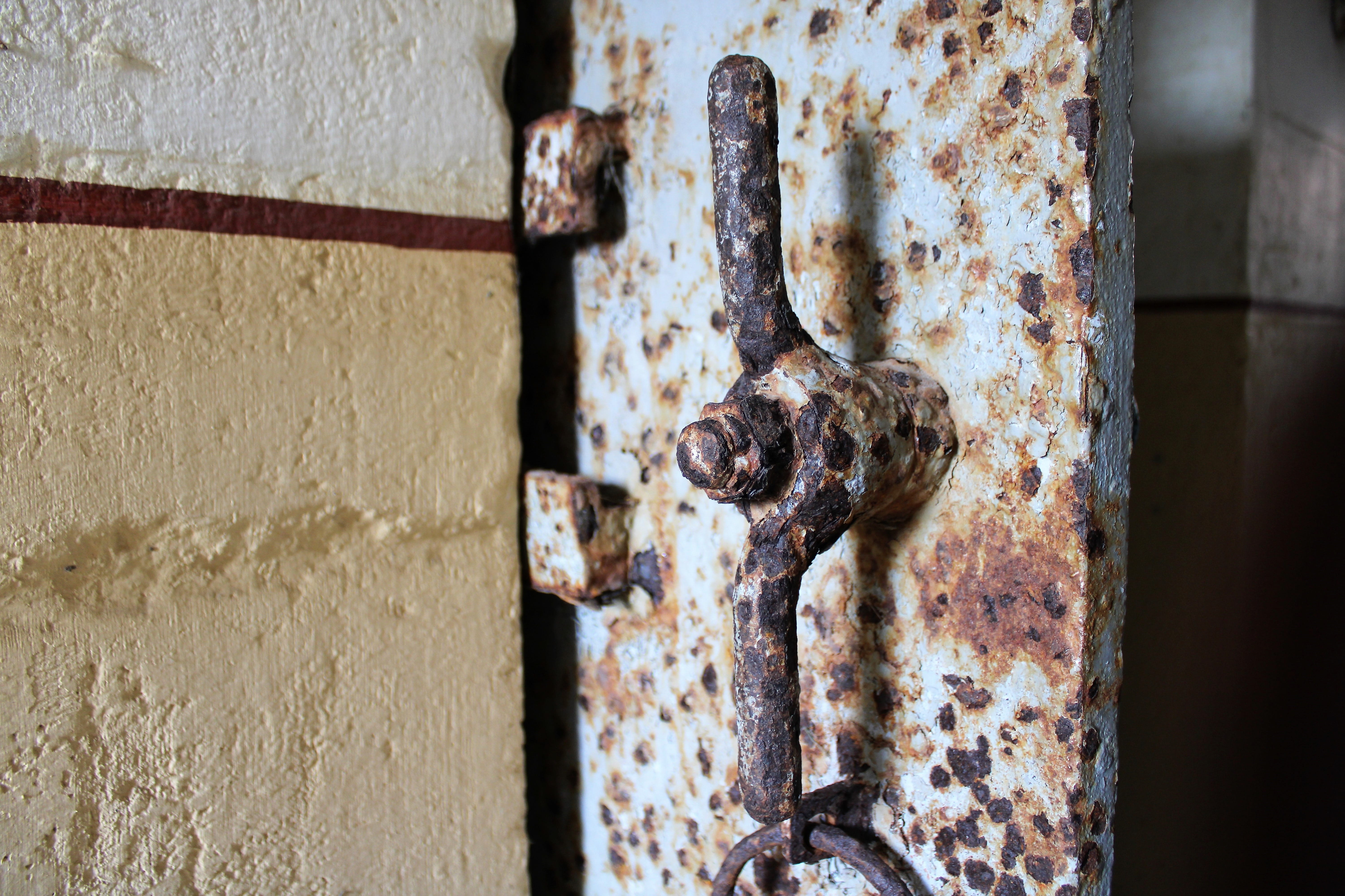 raversyde atlantikwall, war memorial, damaged, bomb, memorial, lock, favor, belgium, entrance, the victim, rusty, safety, war victims, abandoned, architecture, HD Wallpaper