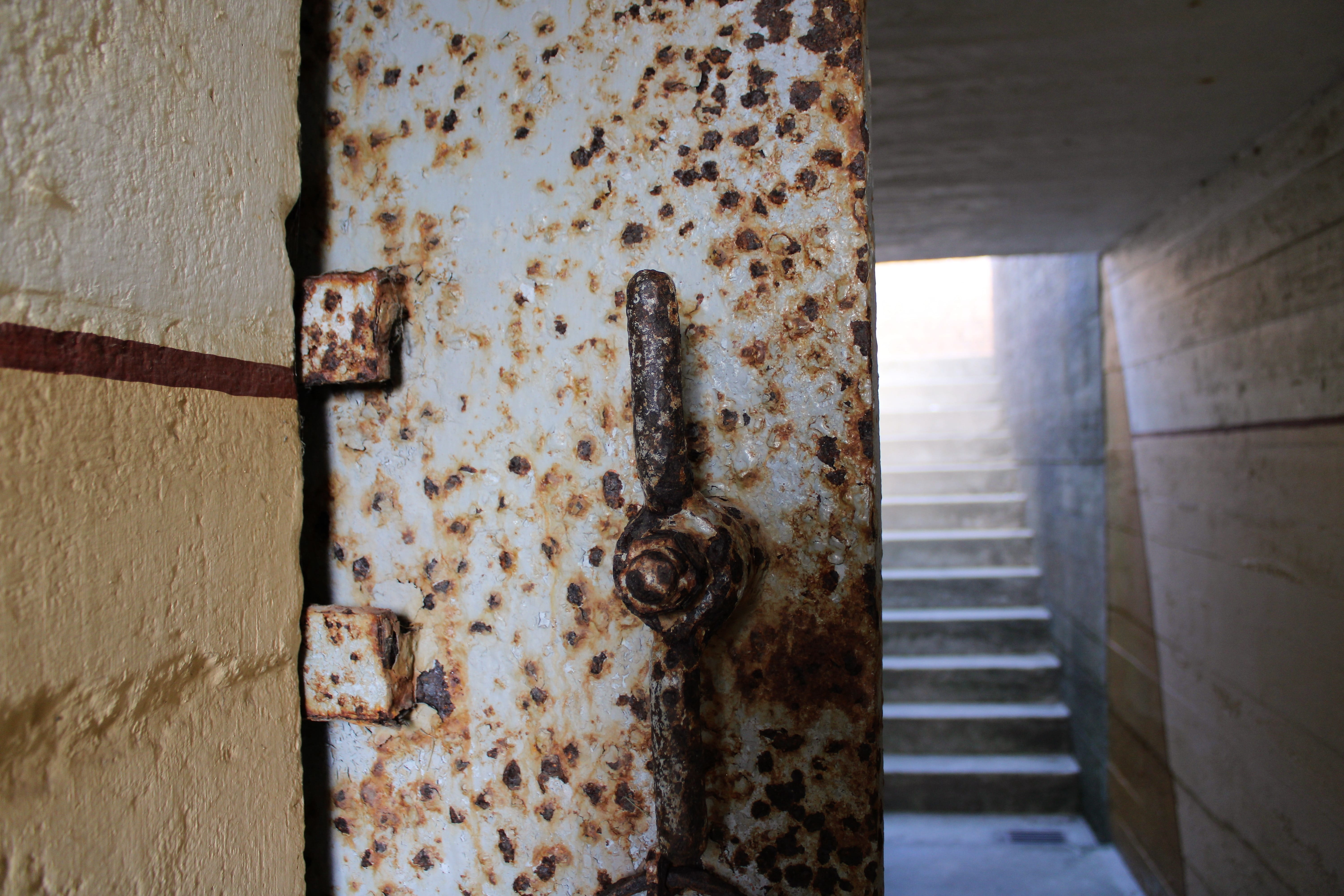 wood - material, war victims, outdoors, architecture, favor, day, north sea, lock, memory, rusty, security, door, entrance, bomb, 5K, war memorial, no people, HD Wallpaper