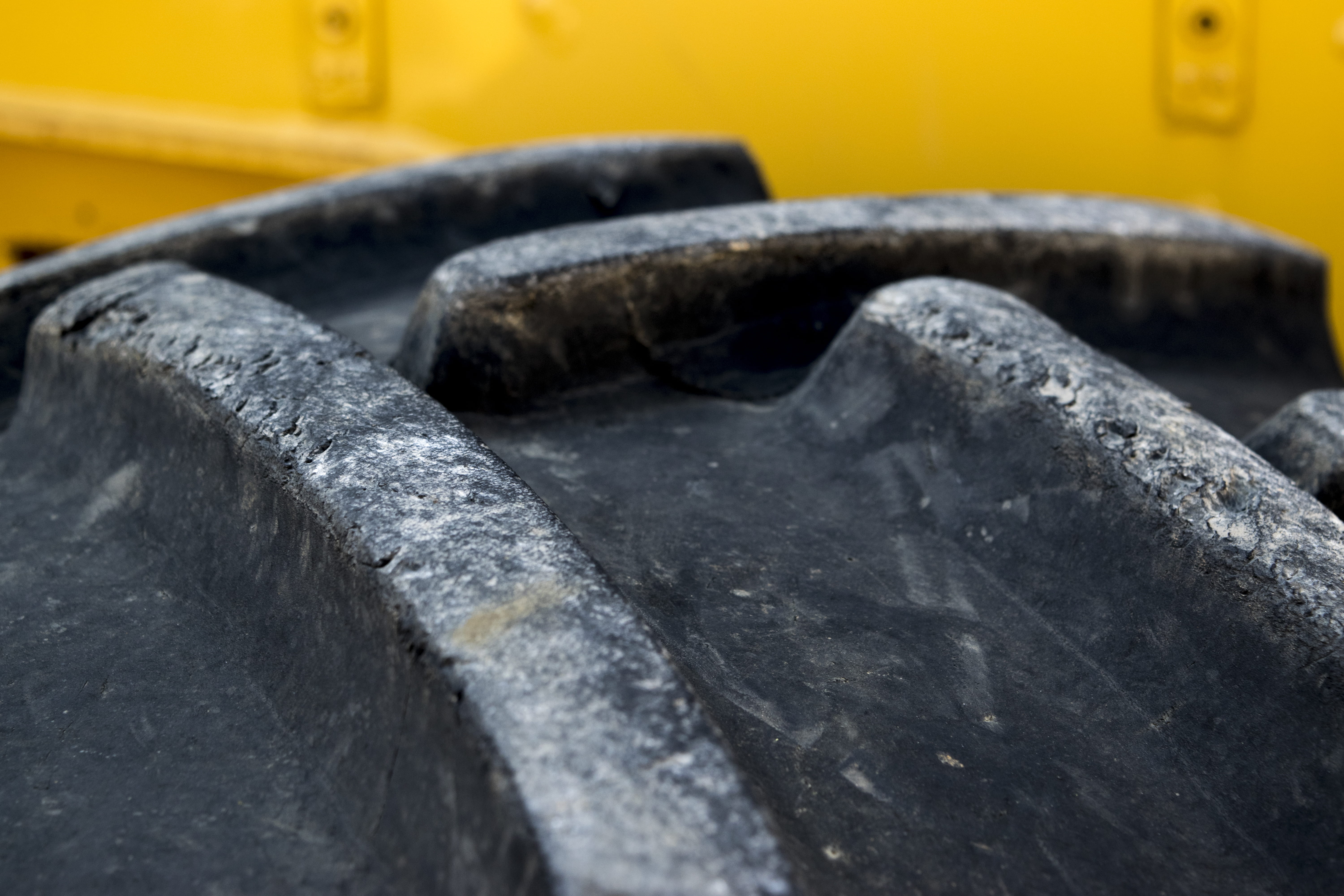 dirt, trencher, wheel, old, selective focus, black, land vehicle, day, metal, outdoors, reptile, crypt, machinesbroker, equipment, ielix, yellow, close-up, HD Wallpaper